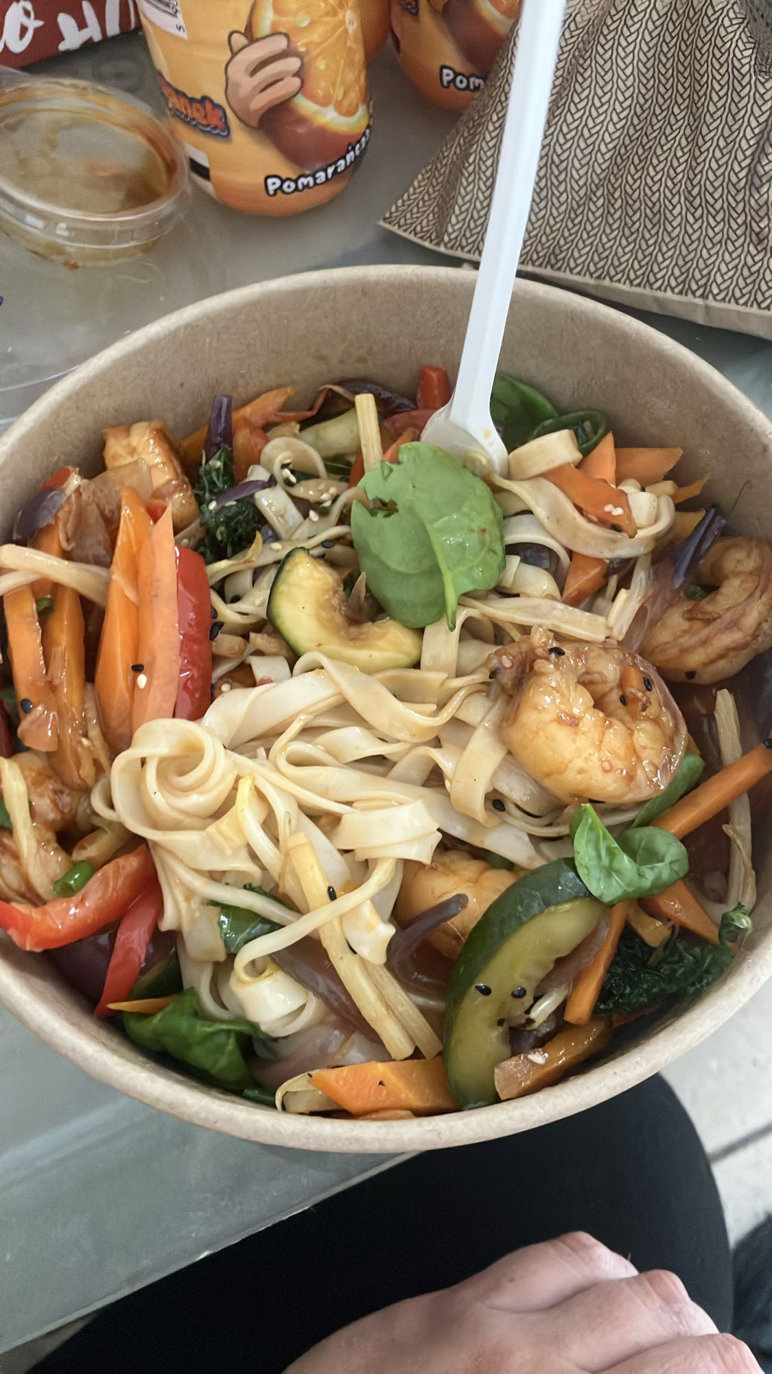 Krewetki z warzywami i makaronem