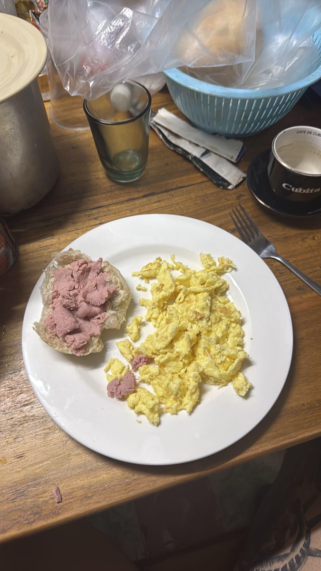 Huevos con pan y paté