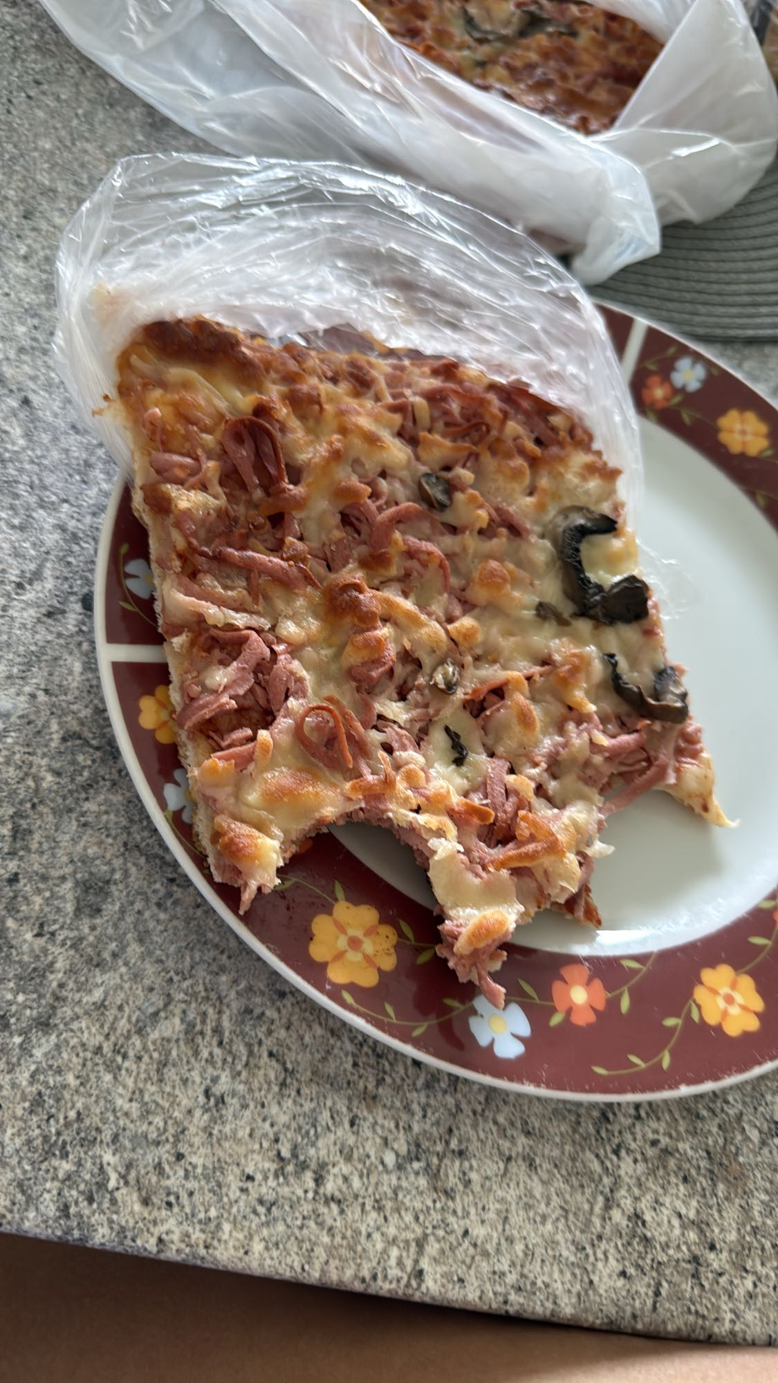 Felie de pizza cu mezeluri