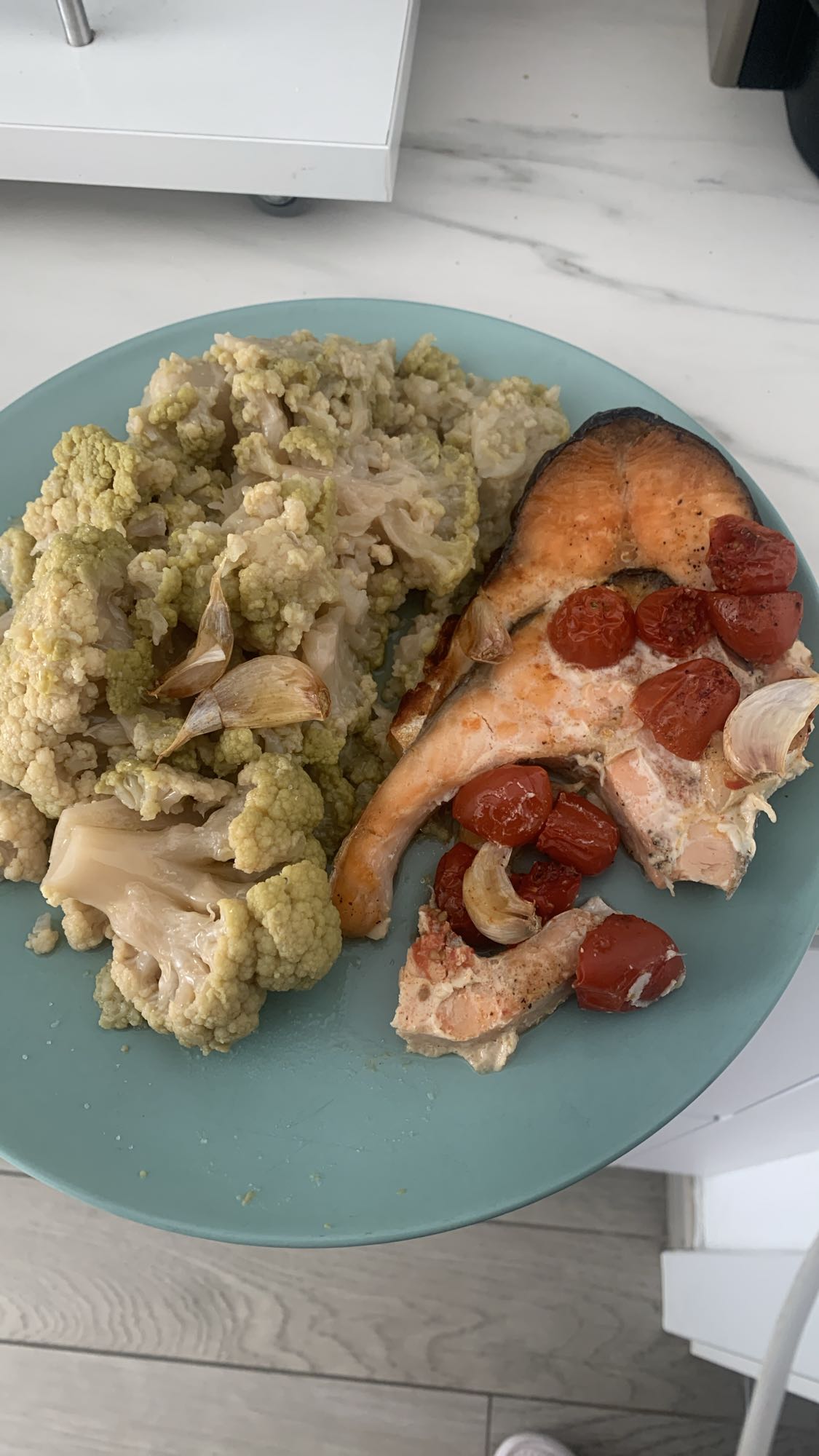Salmón con coliflor y tomate