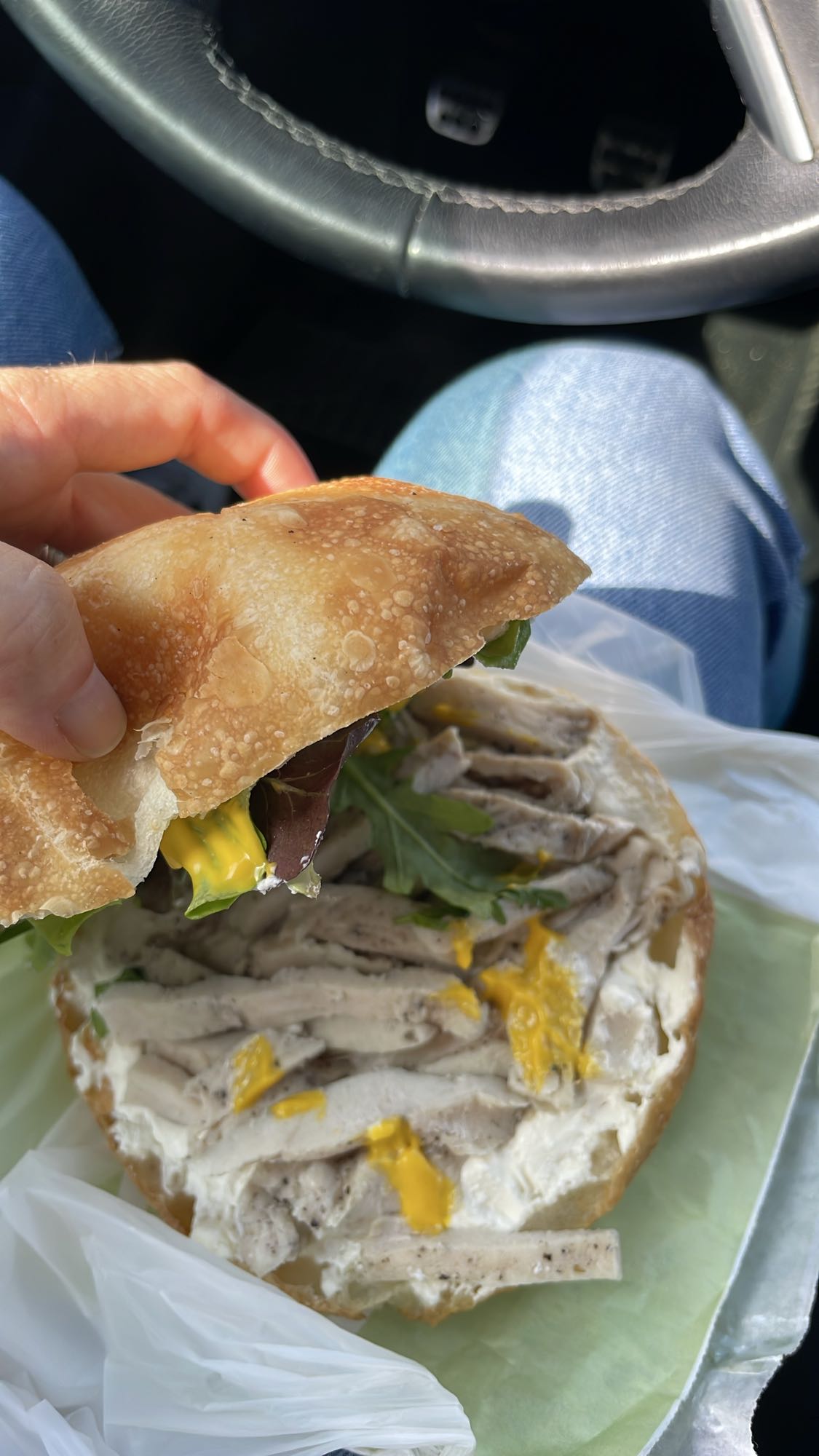 Sandviș cu pui și sos