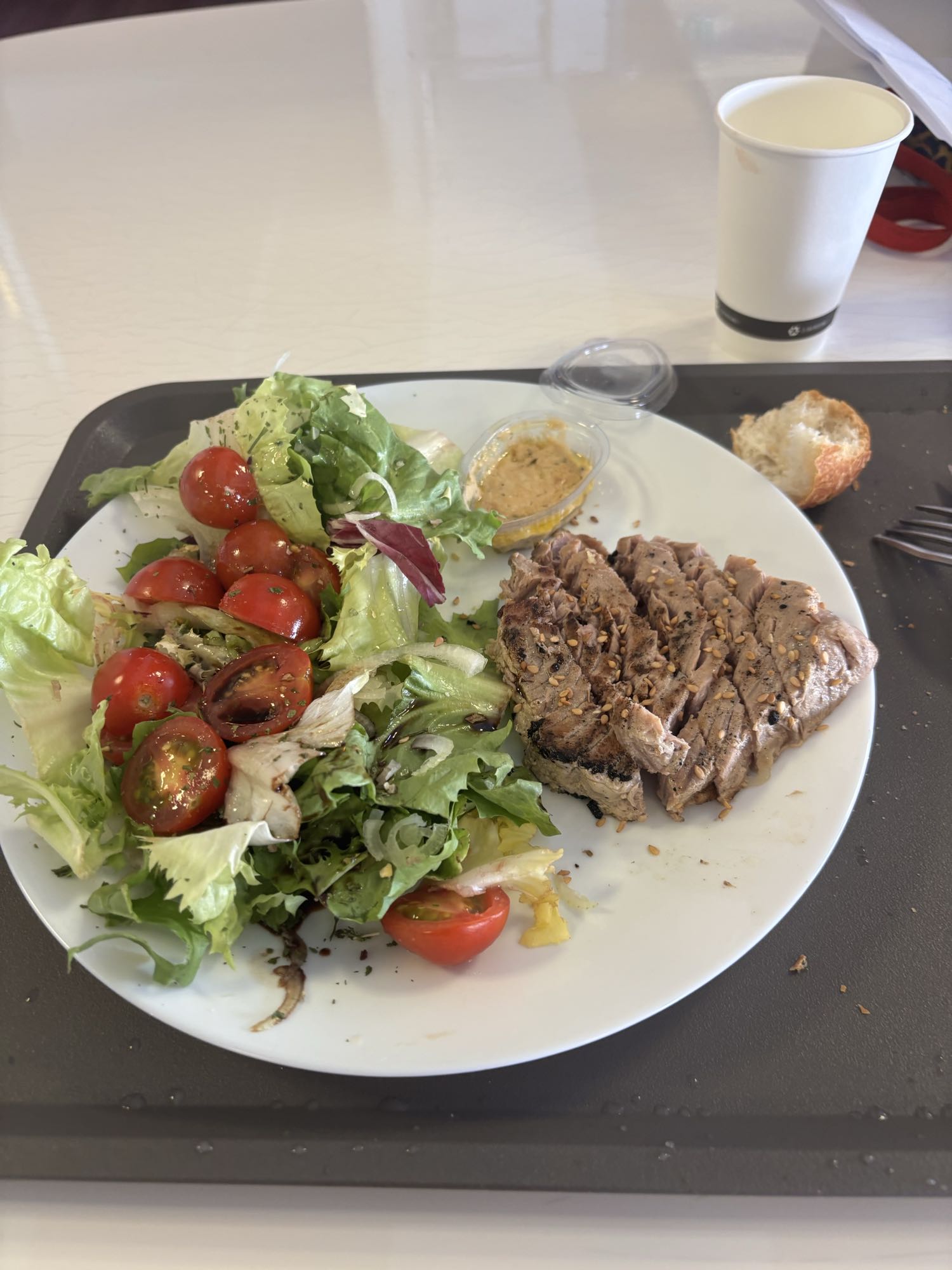 Salade et steak avec pain