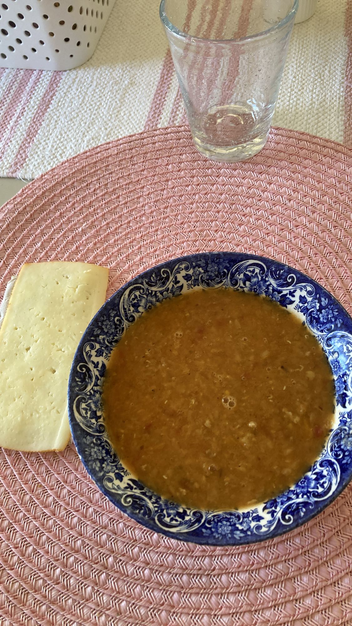 Linssoppa med ostsmörgås