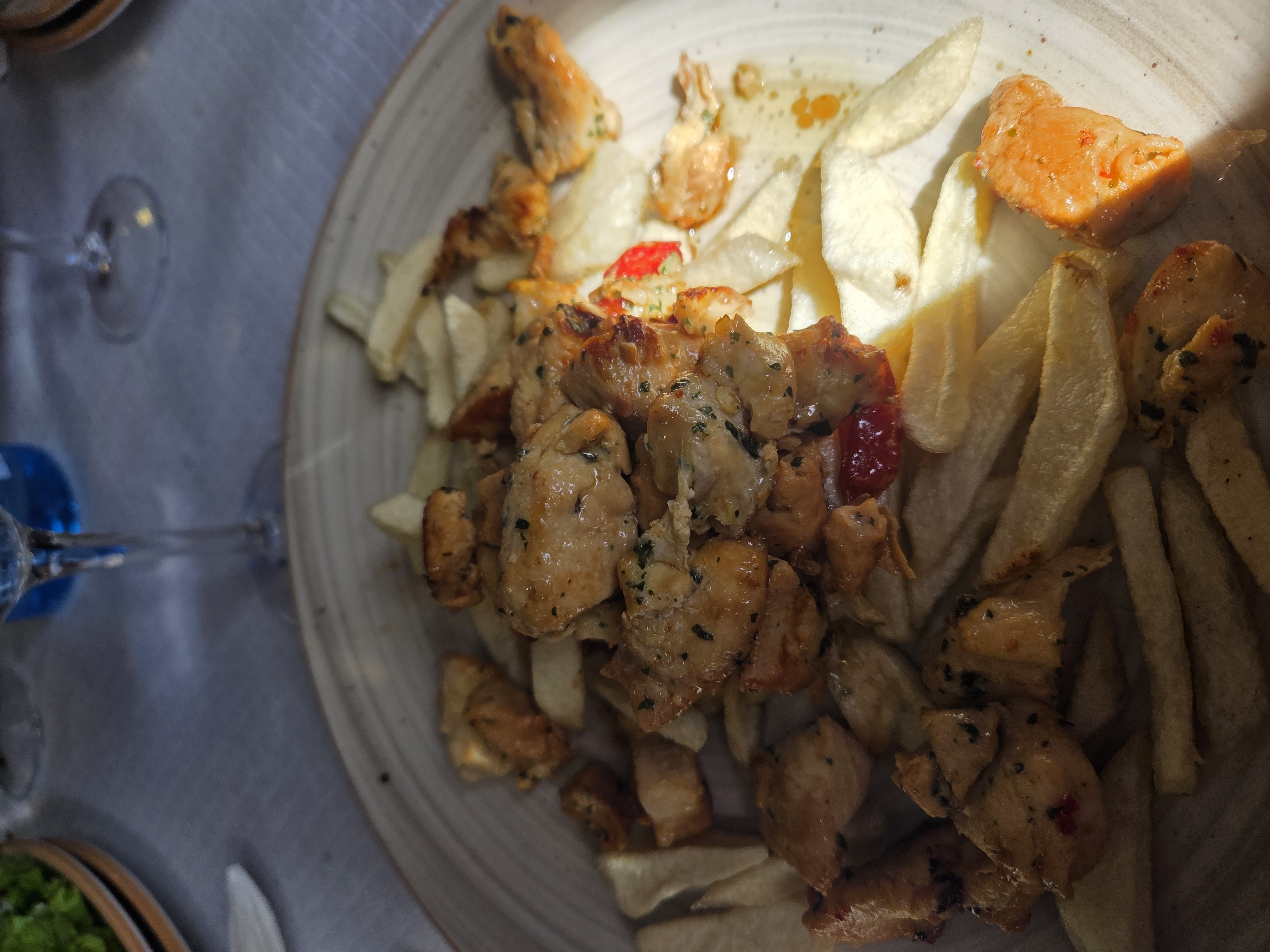 pollo con papas fritas