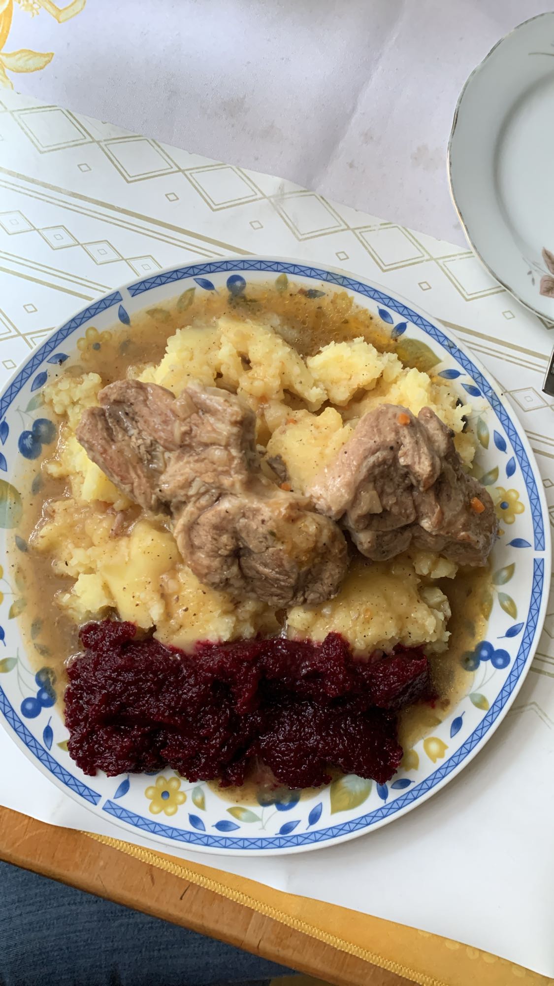 Ziemniaki z mięsem i buraczkami