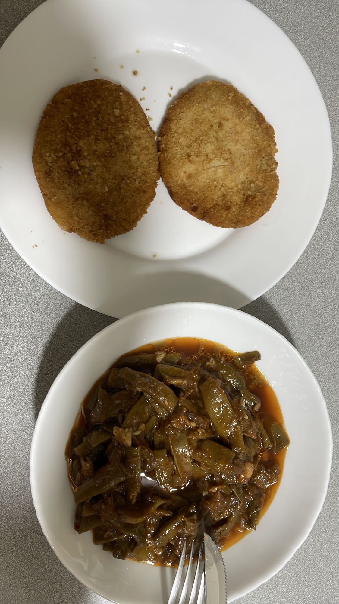 Breaded cutlets and green beans stew