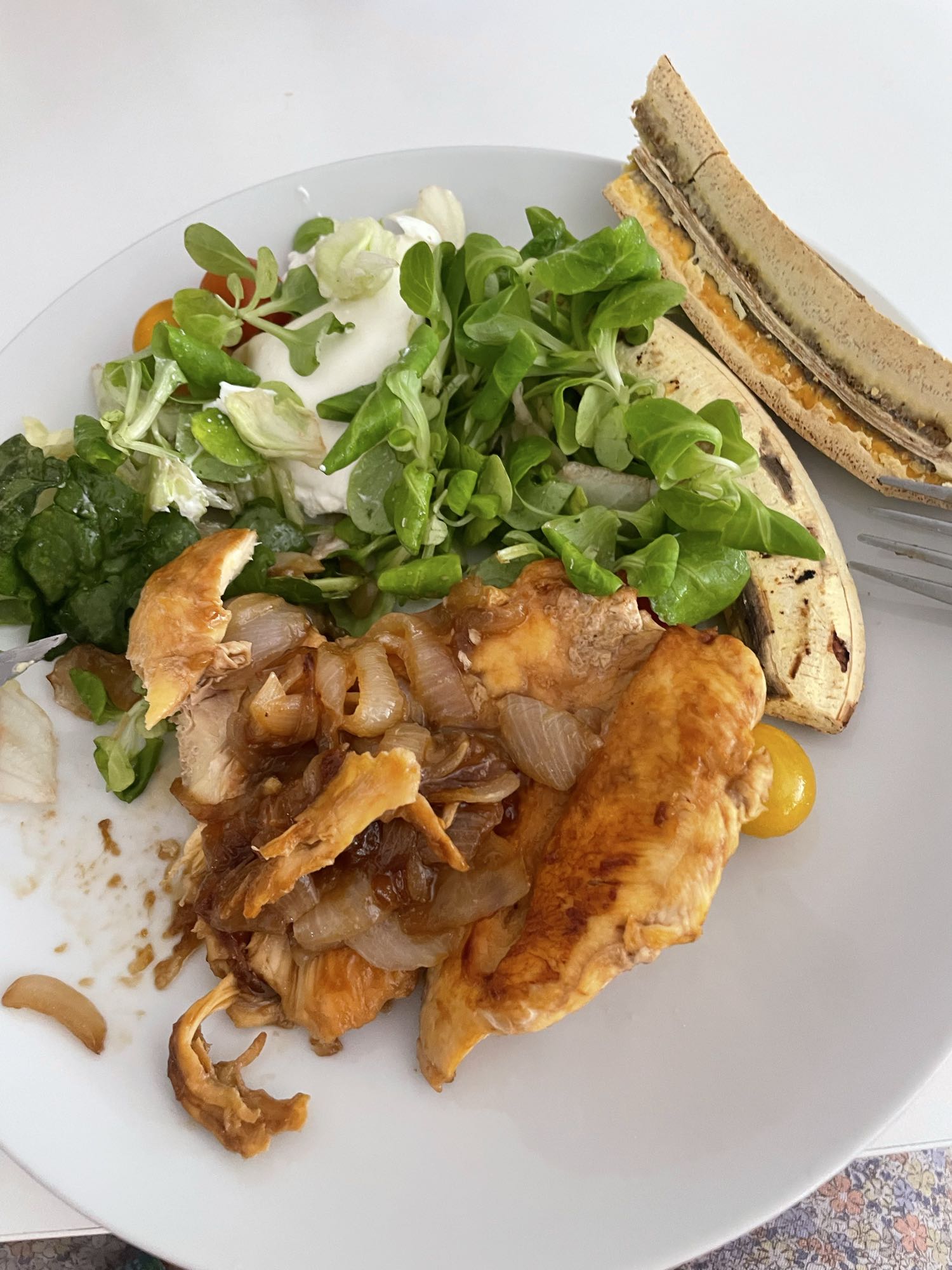 Pollo con ensalada y pan