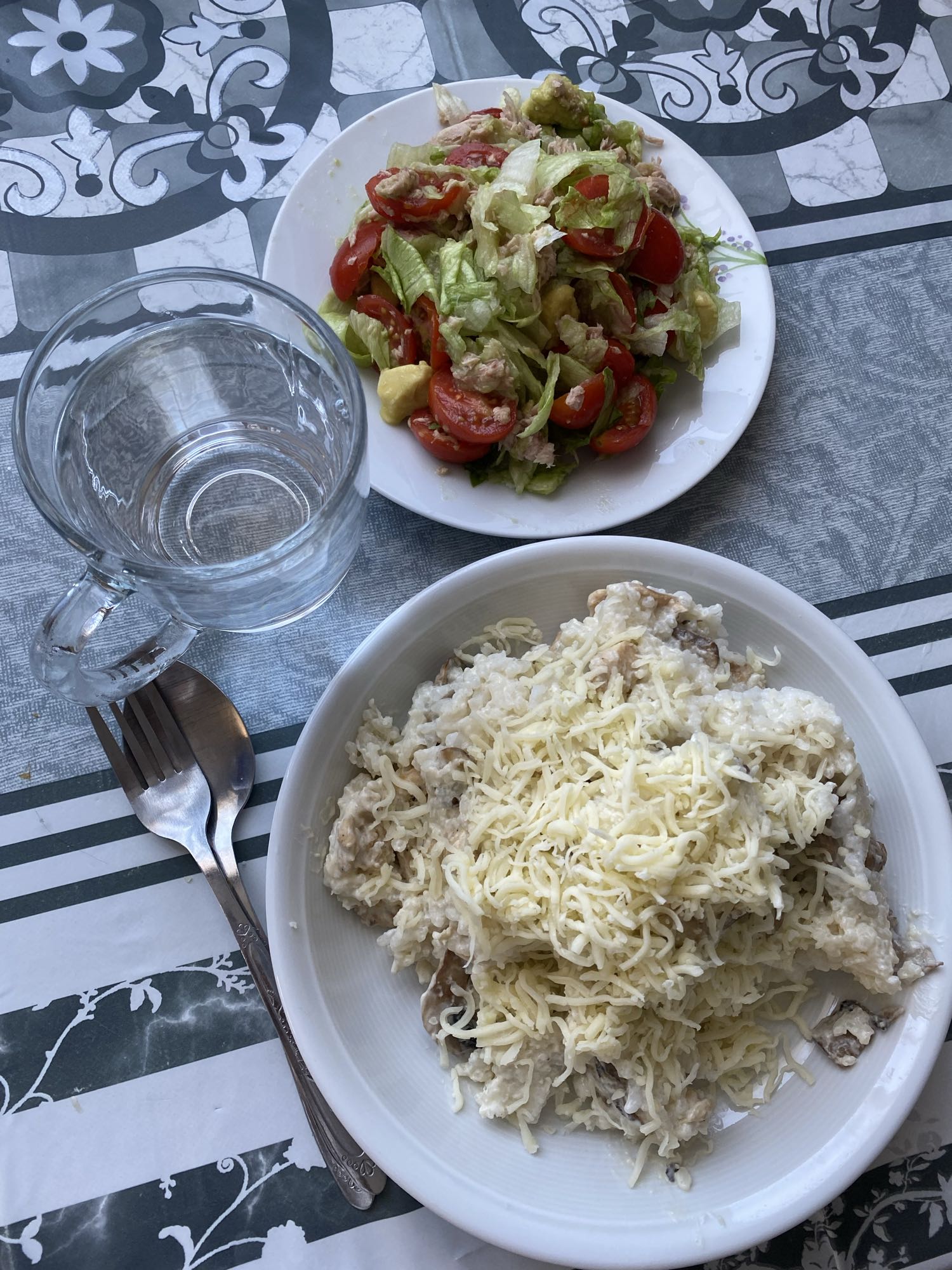 Arroz con queso y ensalada