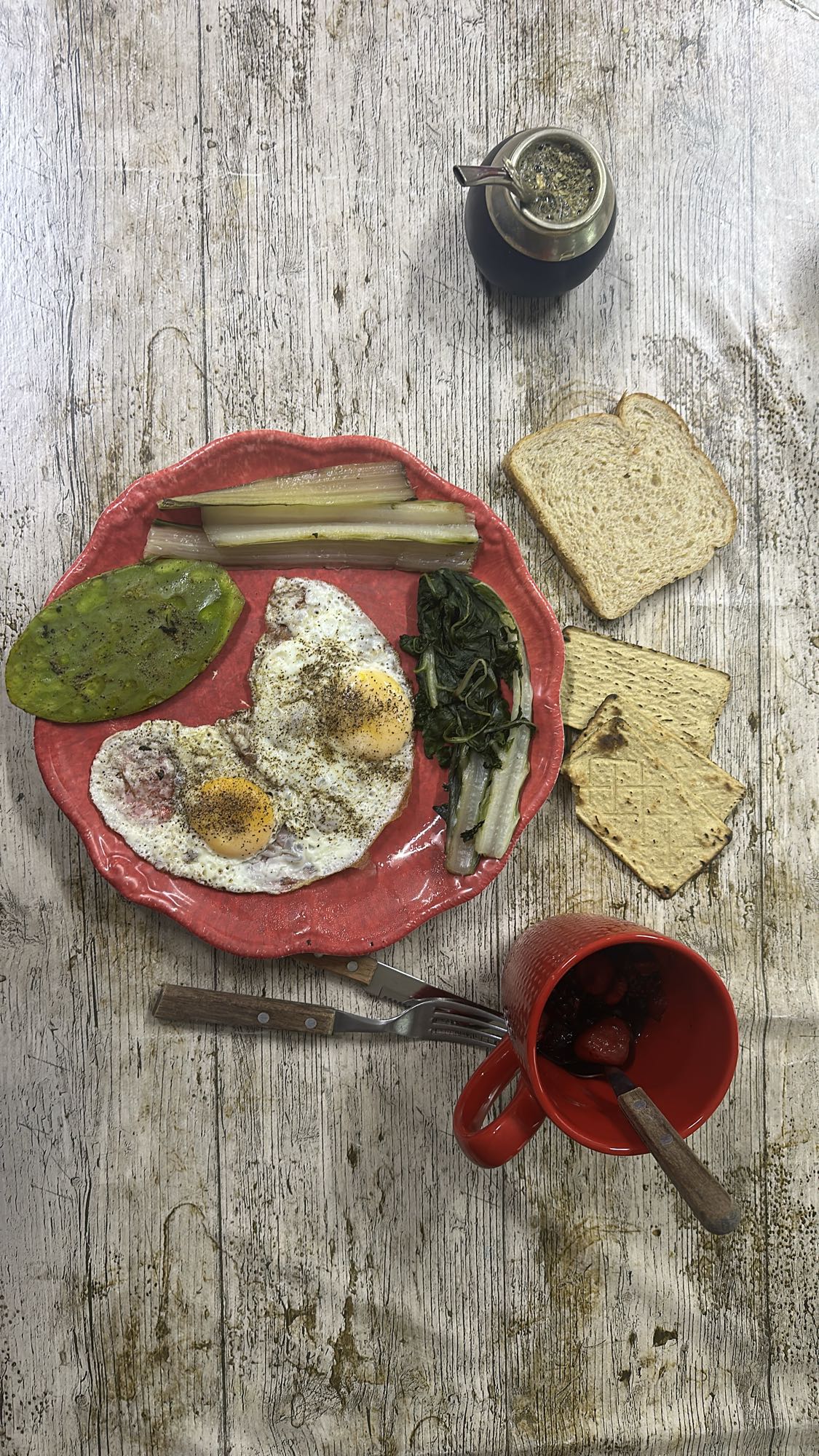 Desayuno con huevos y pan
