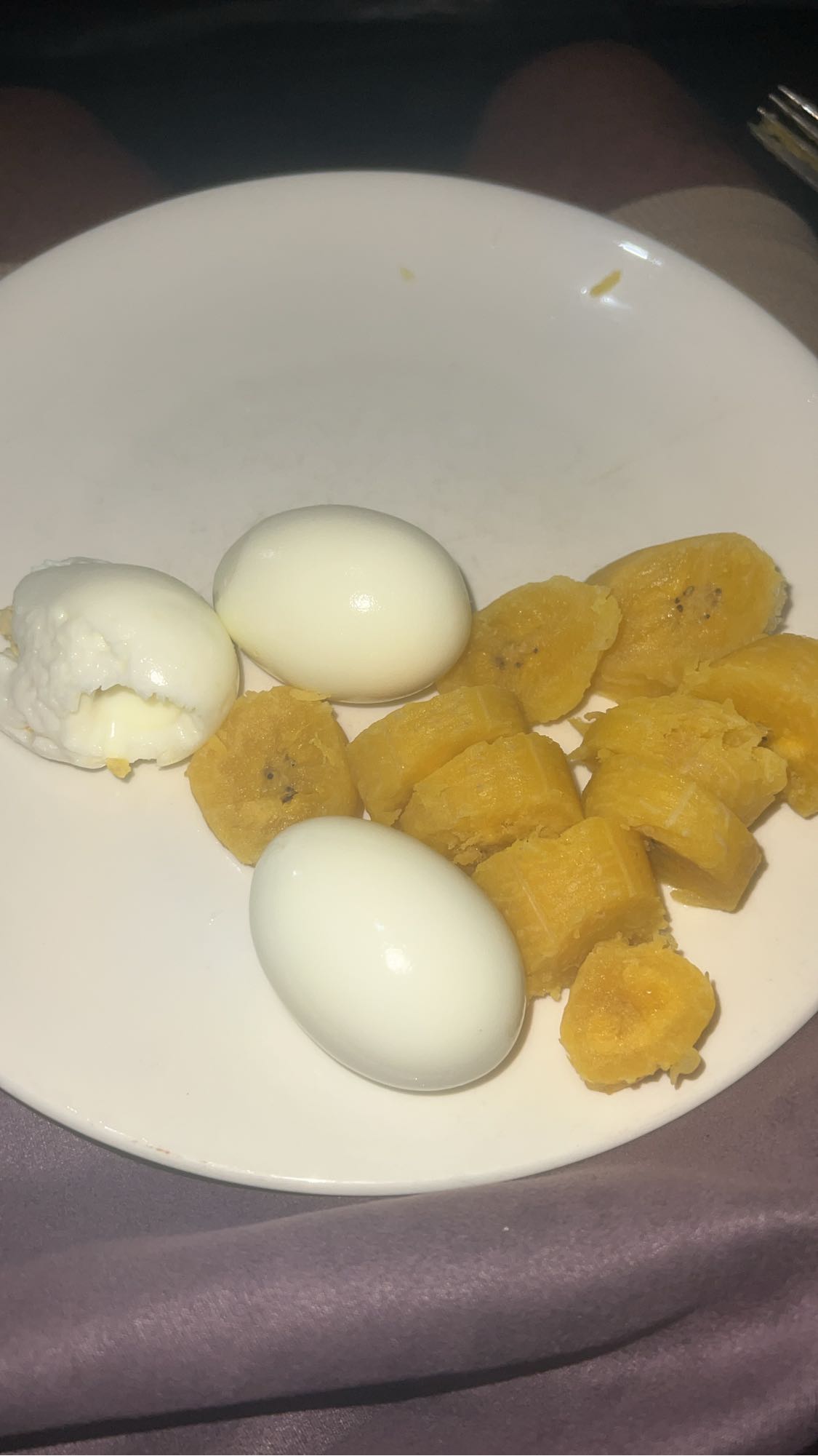Huevos cocidos y plátano
