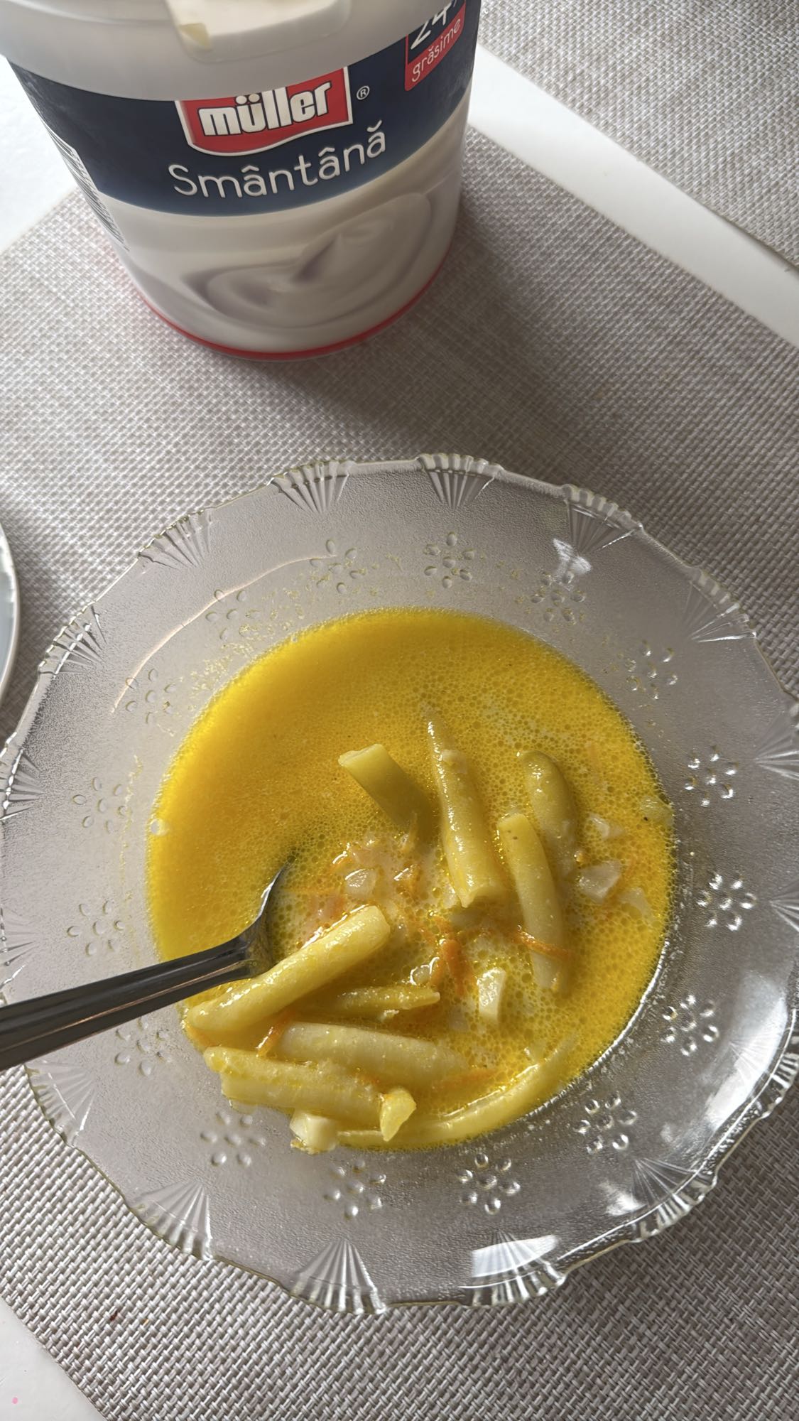 Supă de fasole galbenă cu smântână