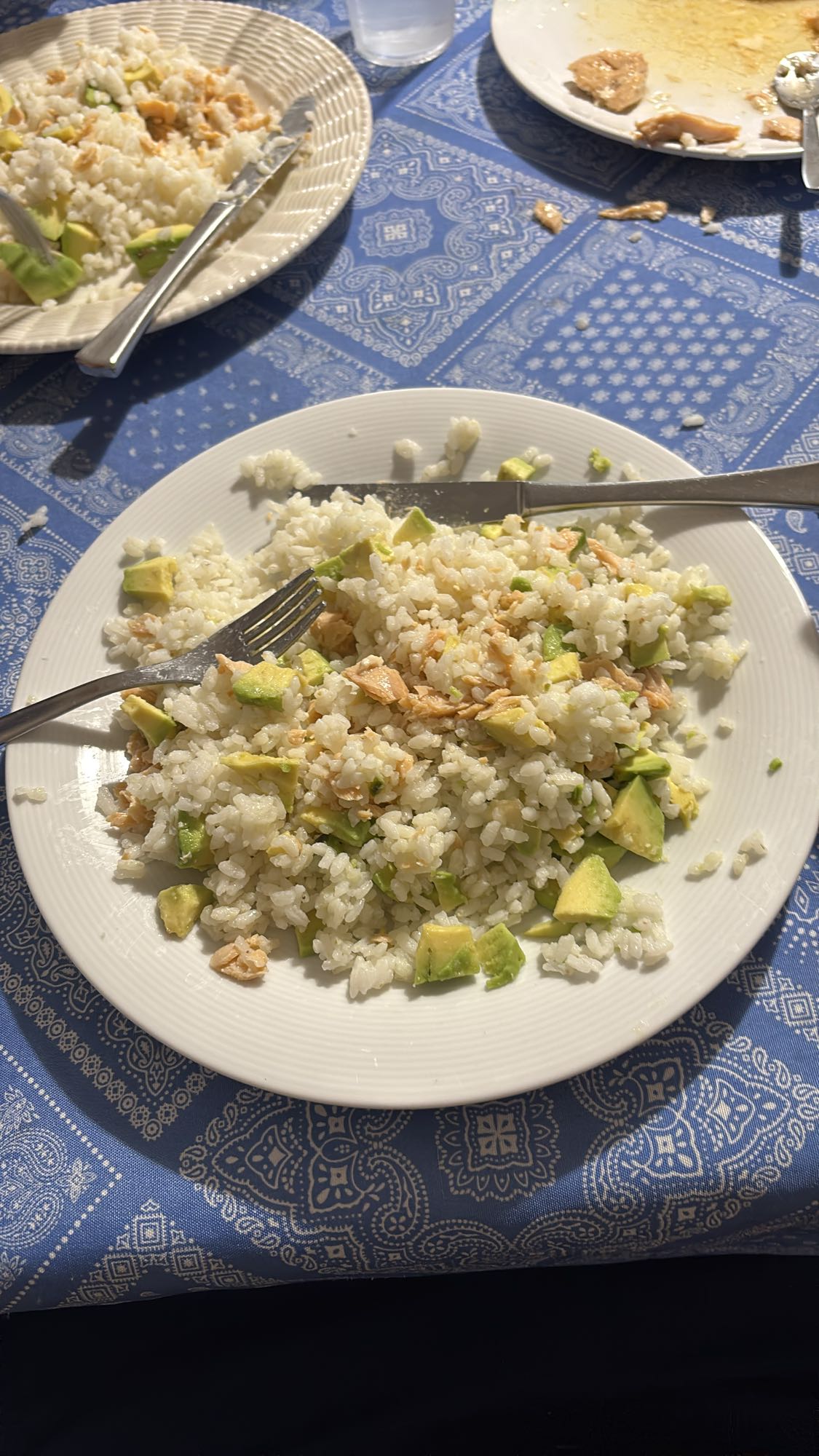arroz con salmón y aguacate