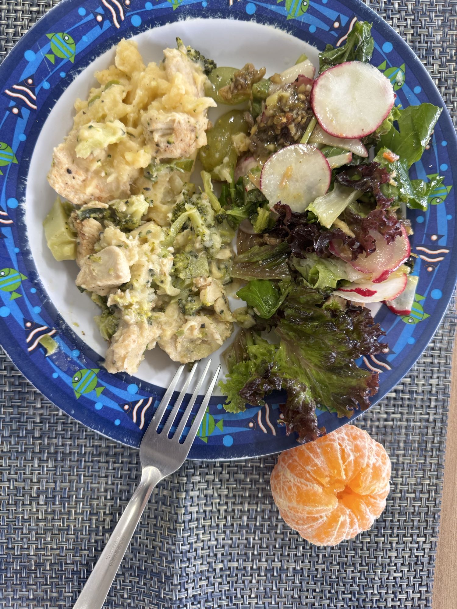 Frango com salada e tangerina