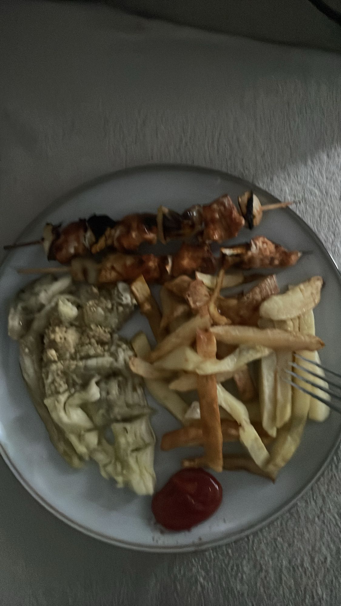 Frigarui cu cartofi si salata