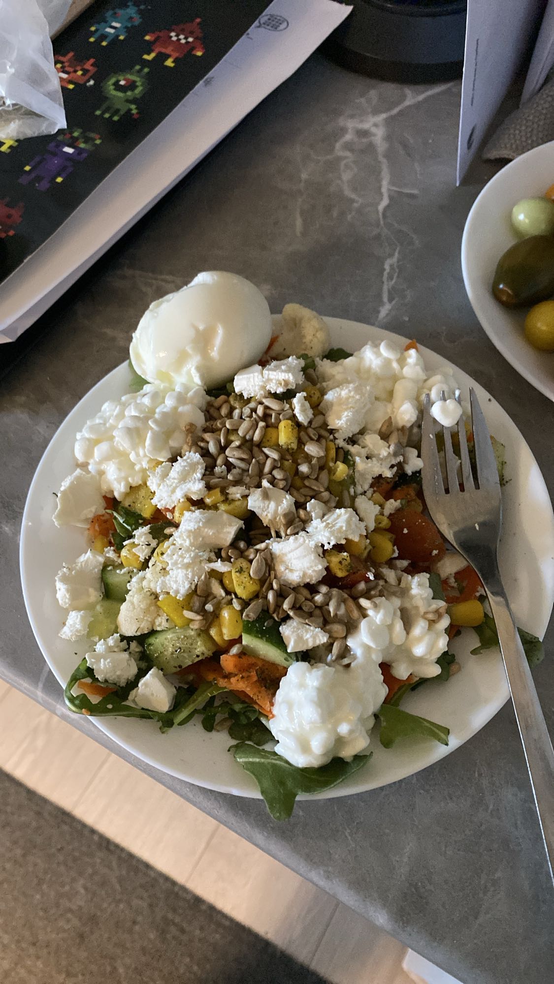 Kokt ägg med ruccola, minikeso, gurka, fetaost light, solrosfrön, tomat och morötter