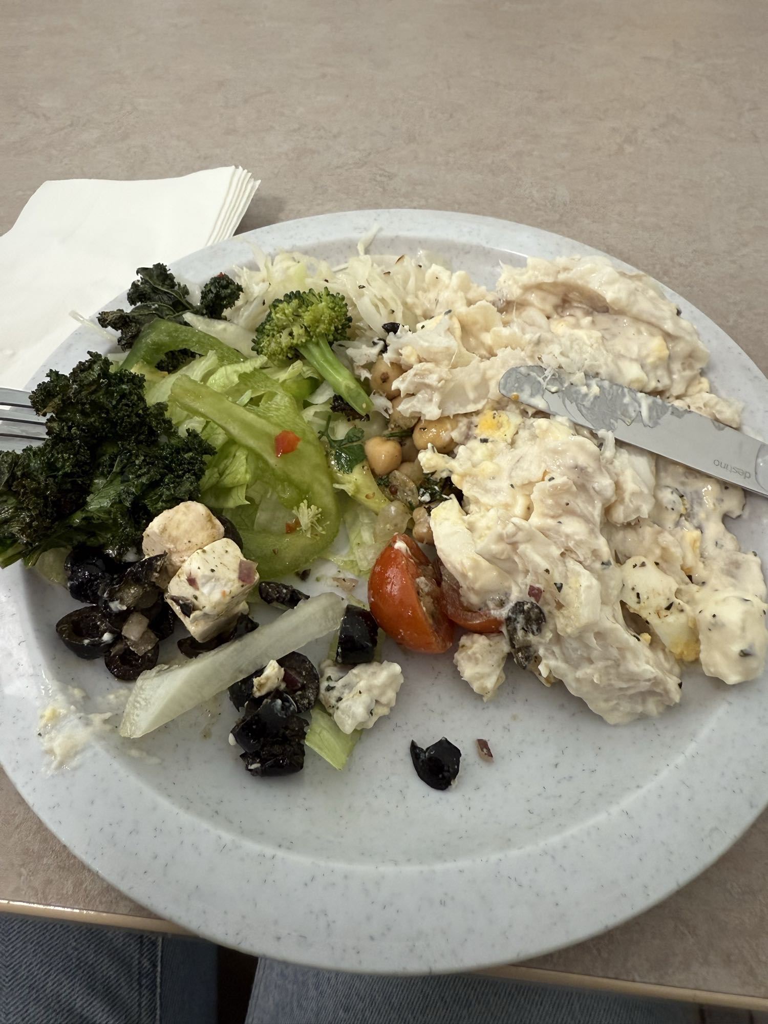 Kycklingsallad med grönsaker och kokt ägg