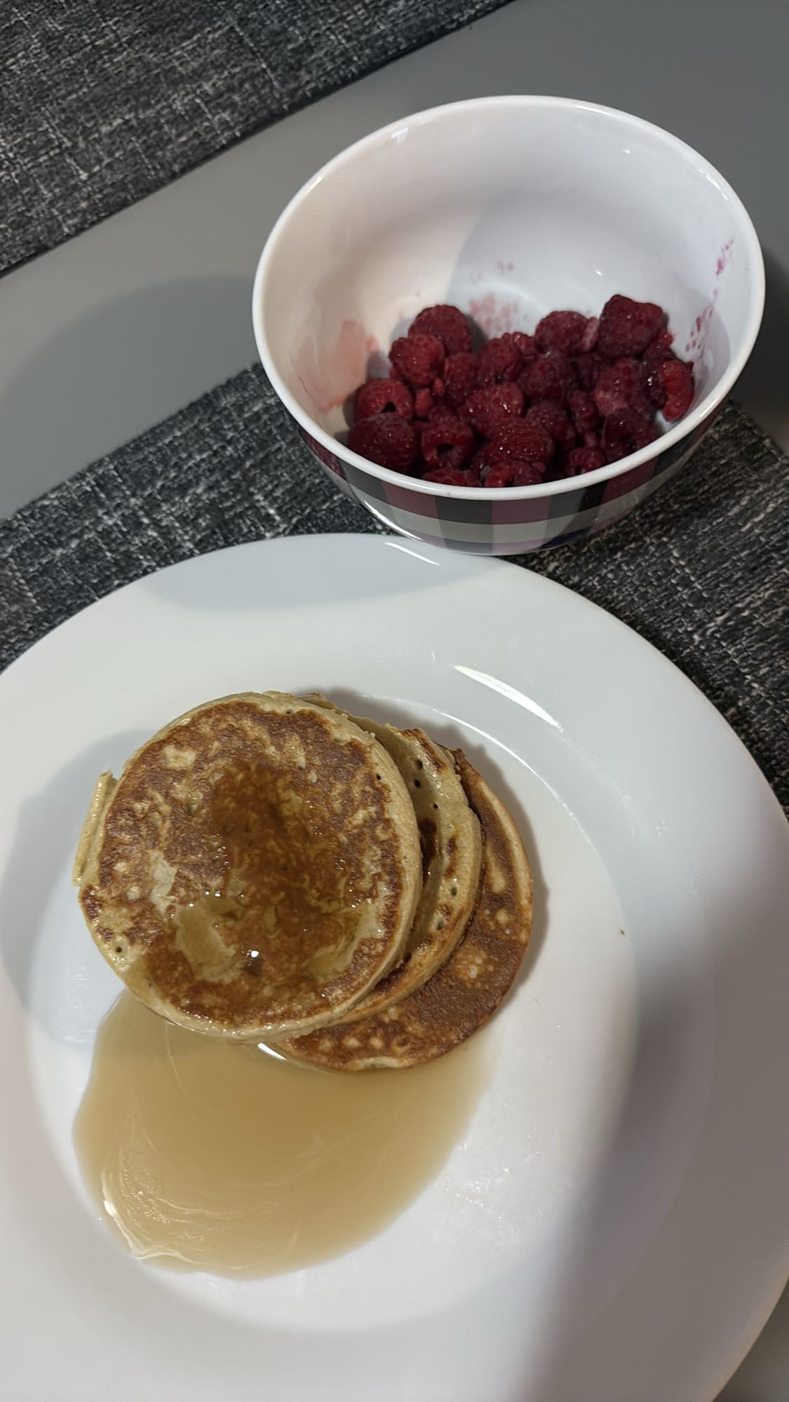 Clătite cu sirop și zmeură