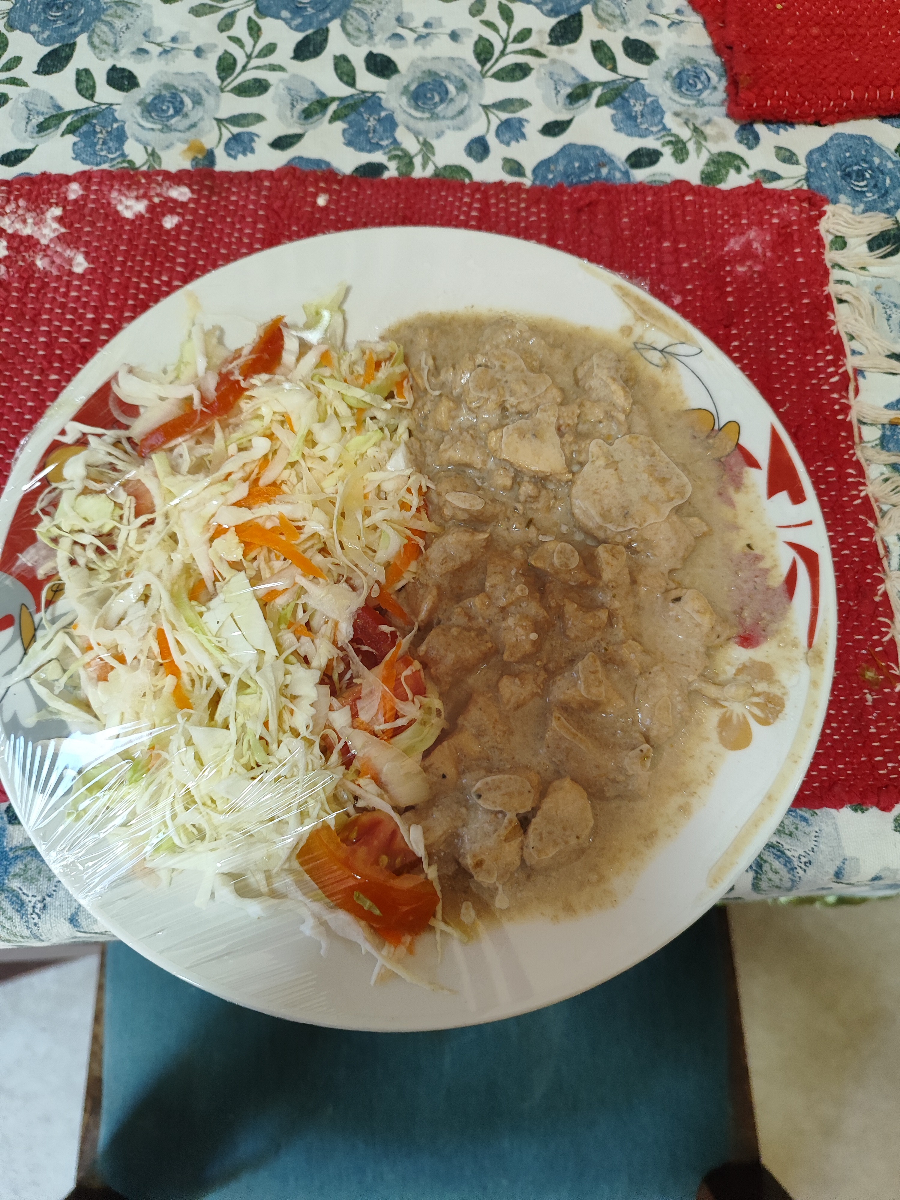 ensalada y cerdo en salsa