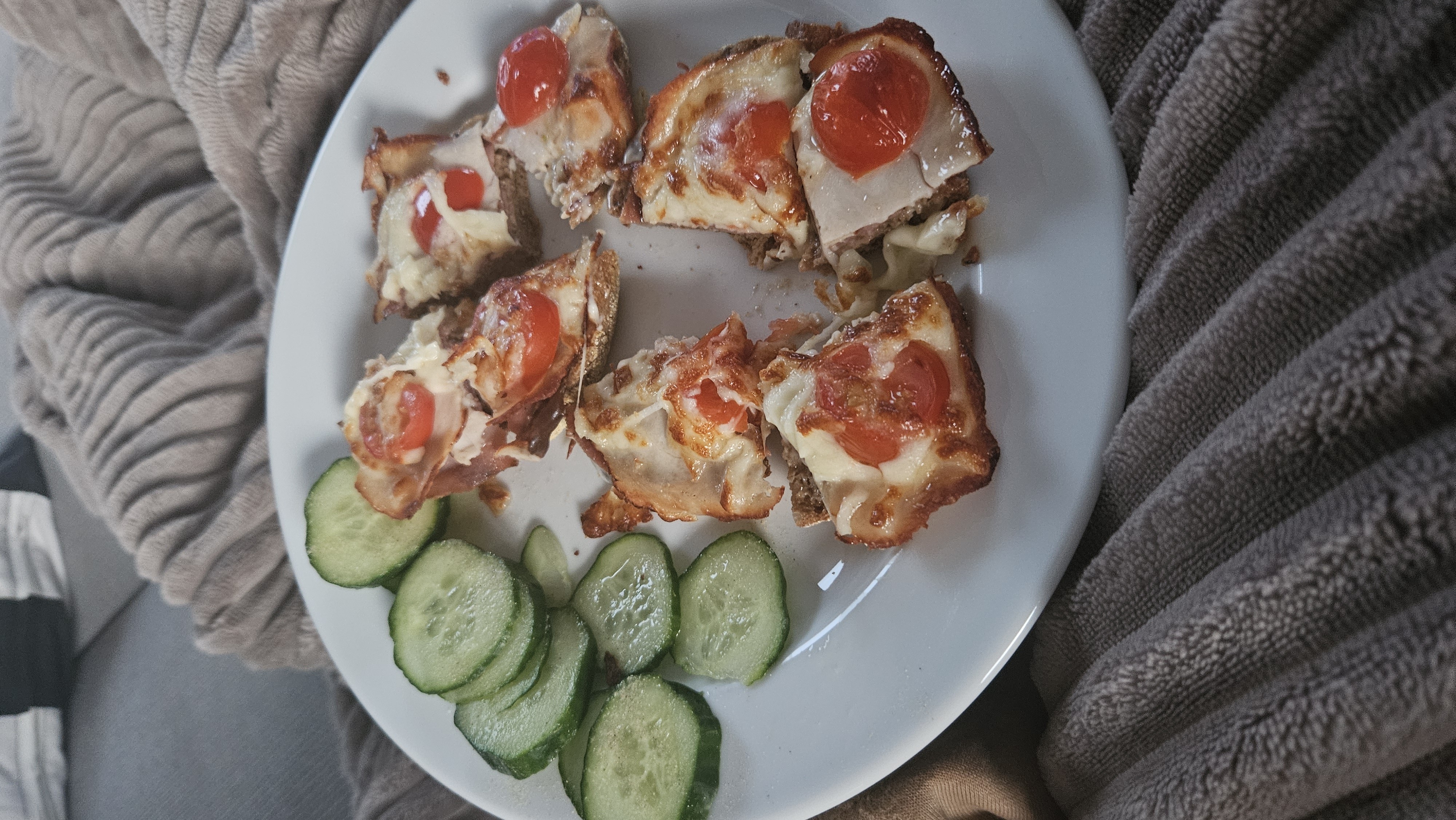 Eiweiß Toasti mit Hähnchensalami, Hähnchenbrust und Gurke