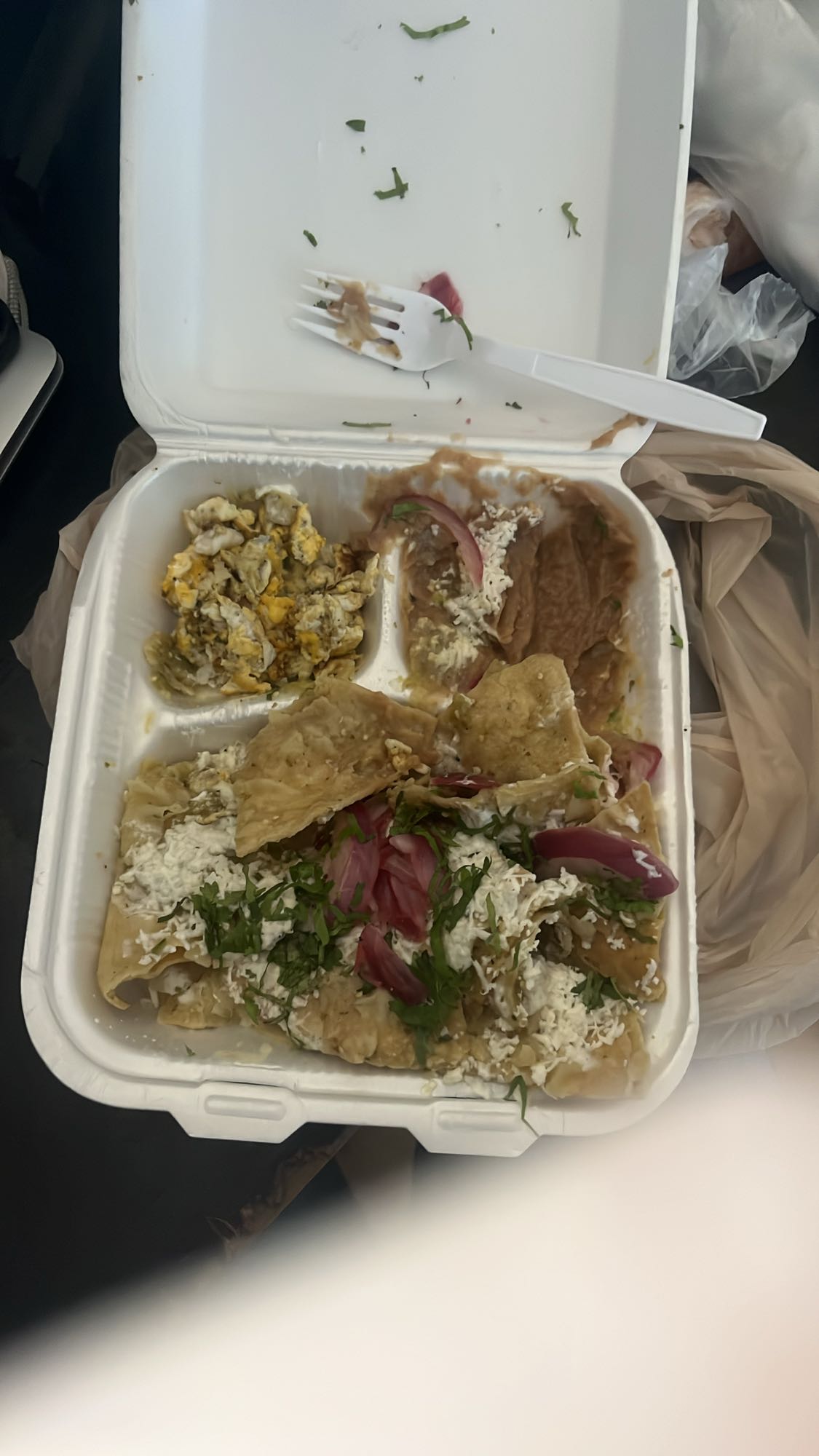 Chilaquiles con frijoles y huevo