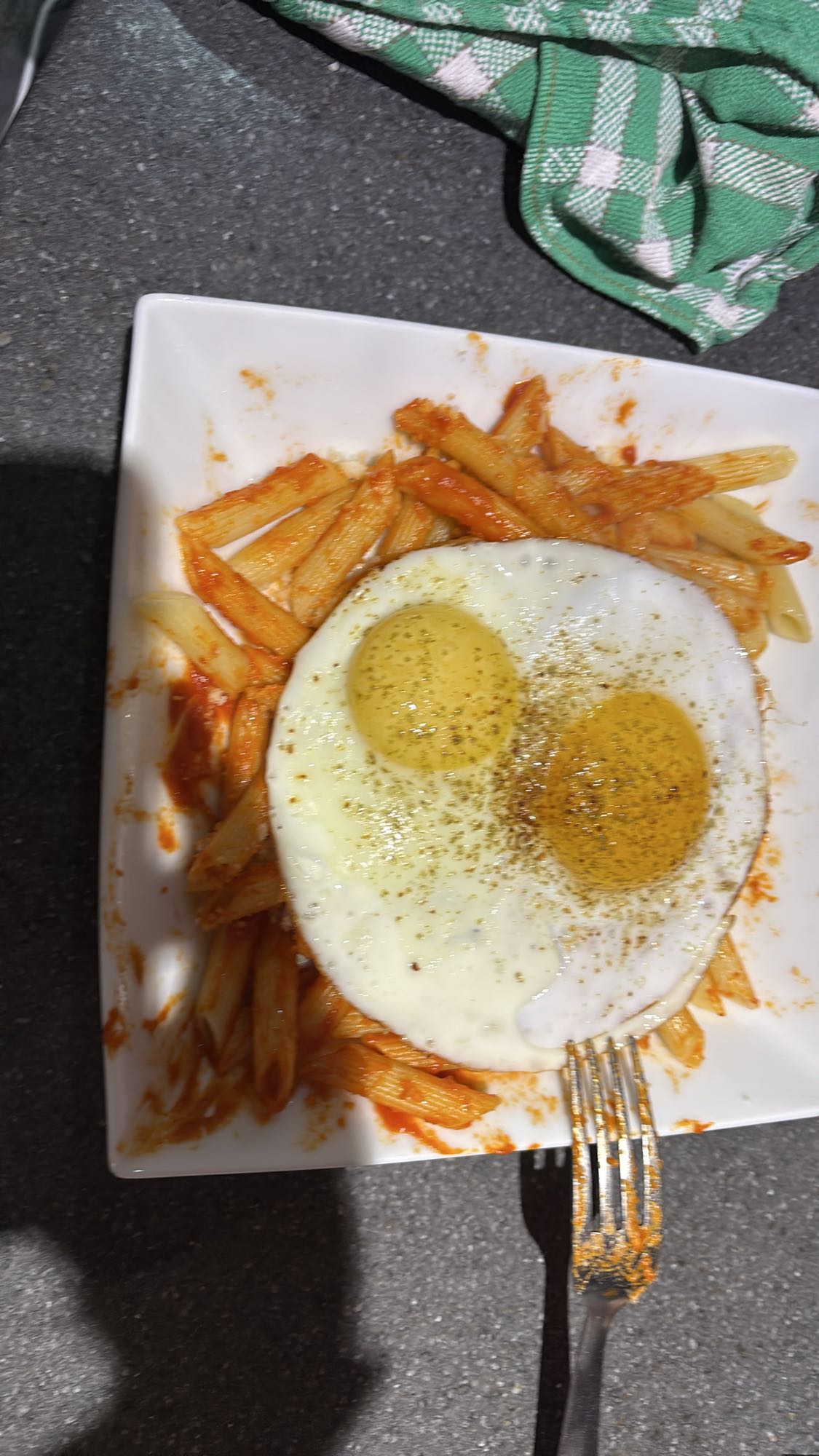 Pâtes sauce tomate œufs