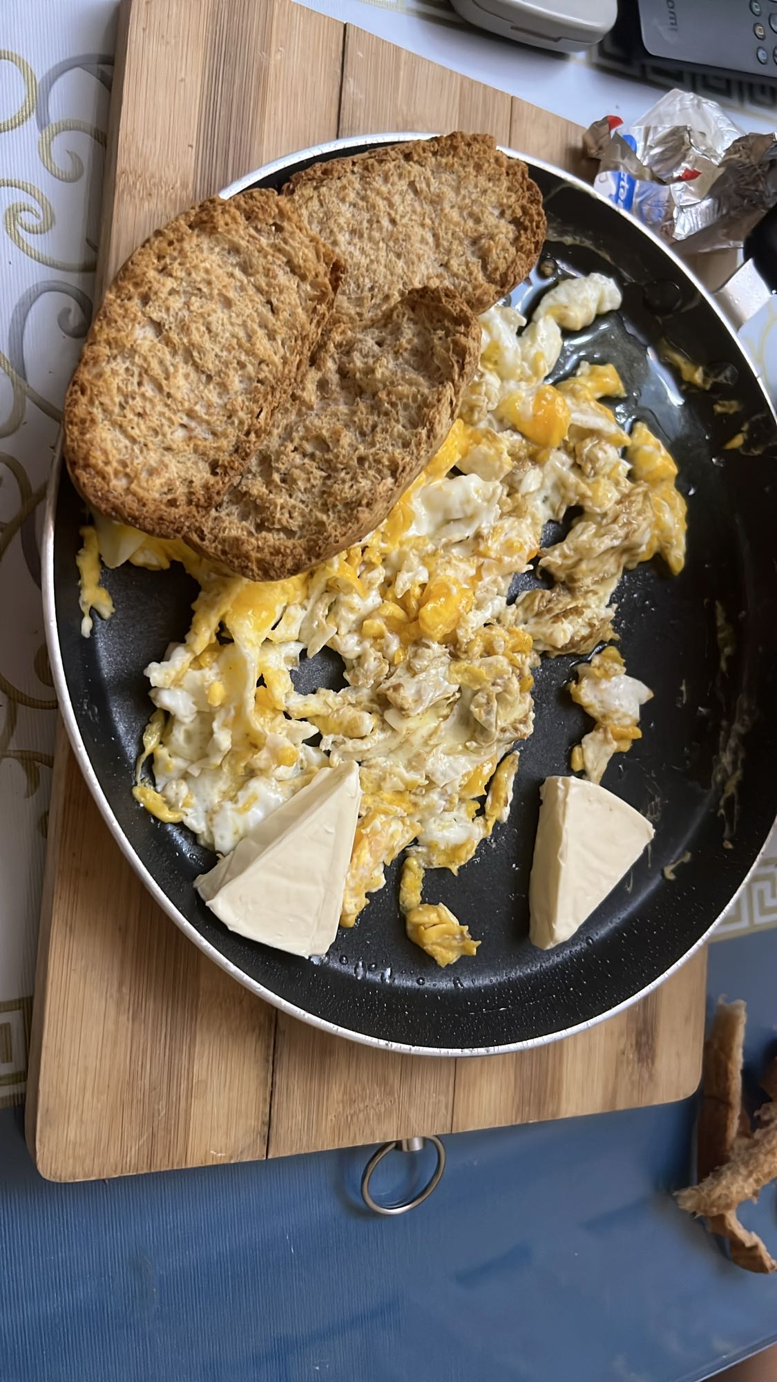 Huevos con pan y queso