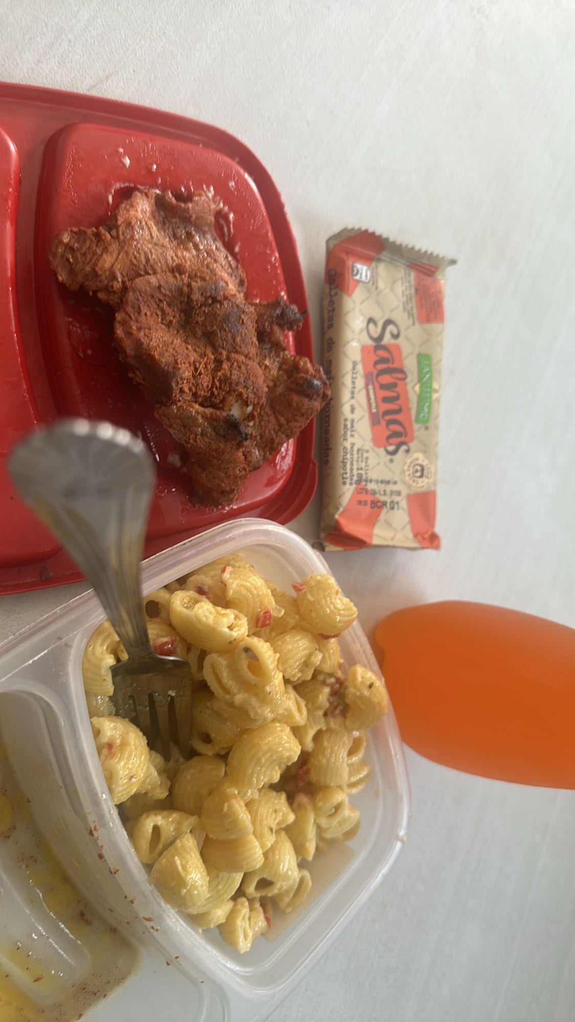 Pasta, carne, galletas y bebida