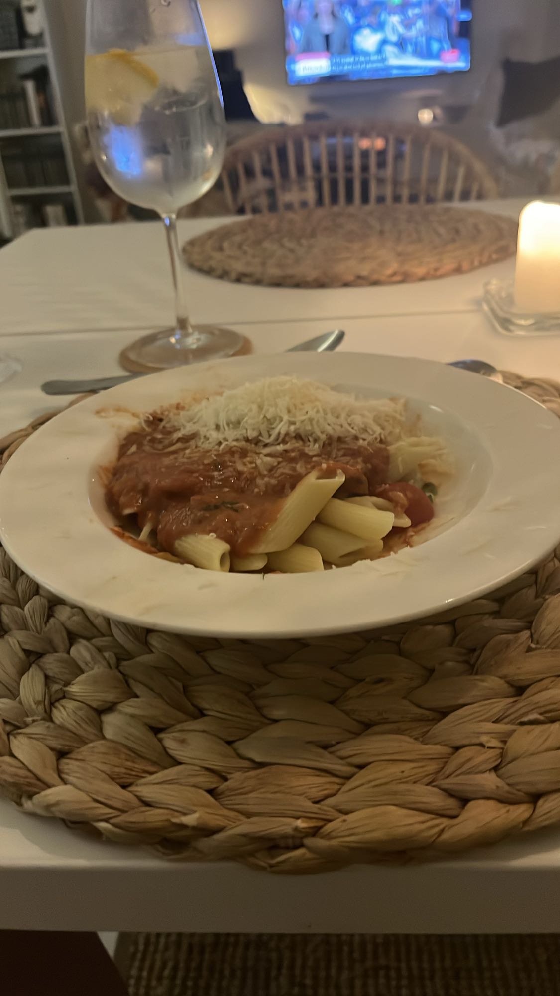 Pasta med tomatsås och ost