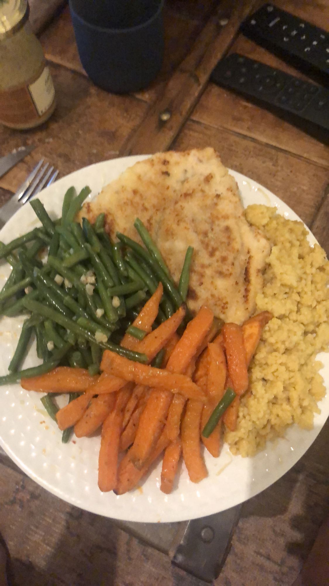 Poulet pané, légumes, millet