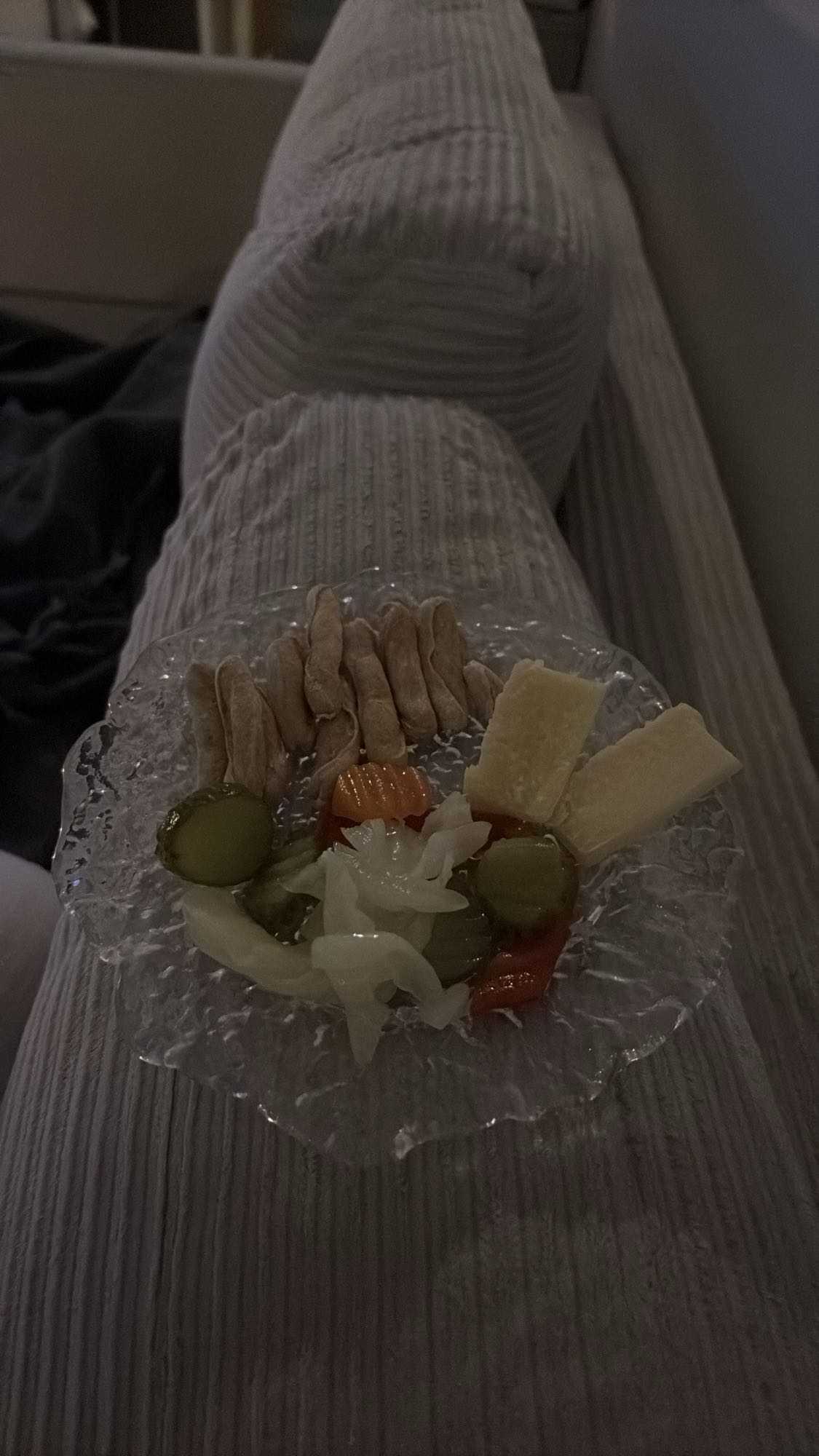 Ost, kex och picklade grönsaker