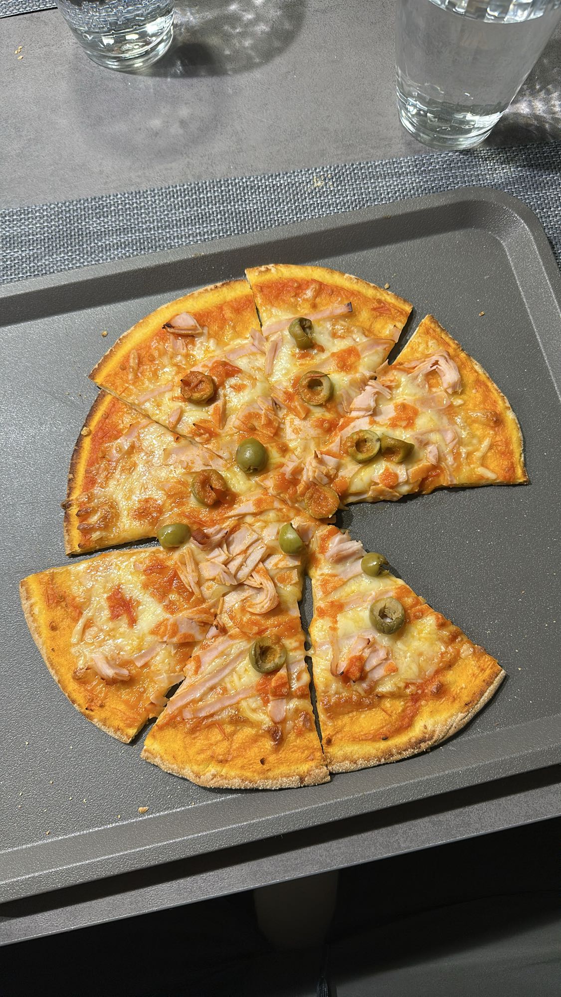 Pizza de jamón y aceitunas