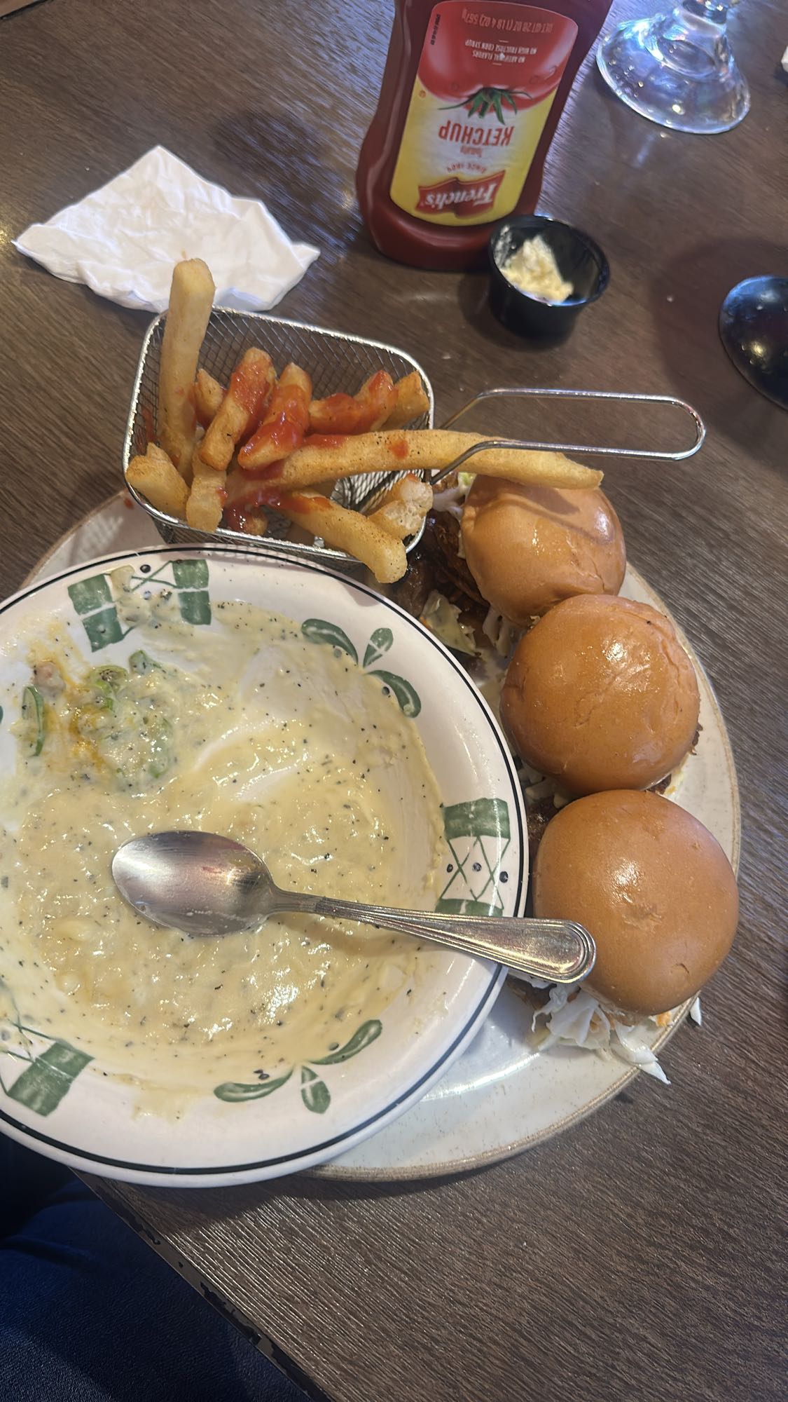 Mini hamburguesas y sopa