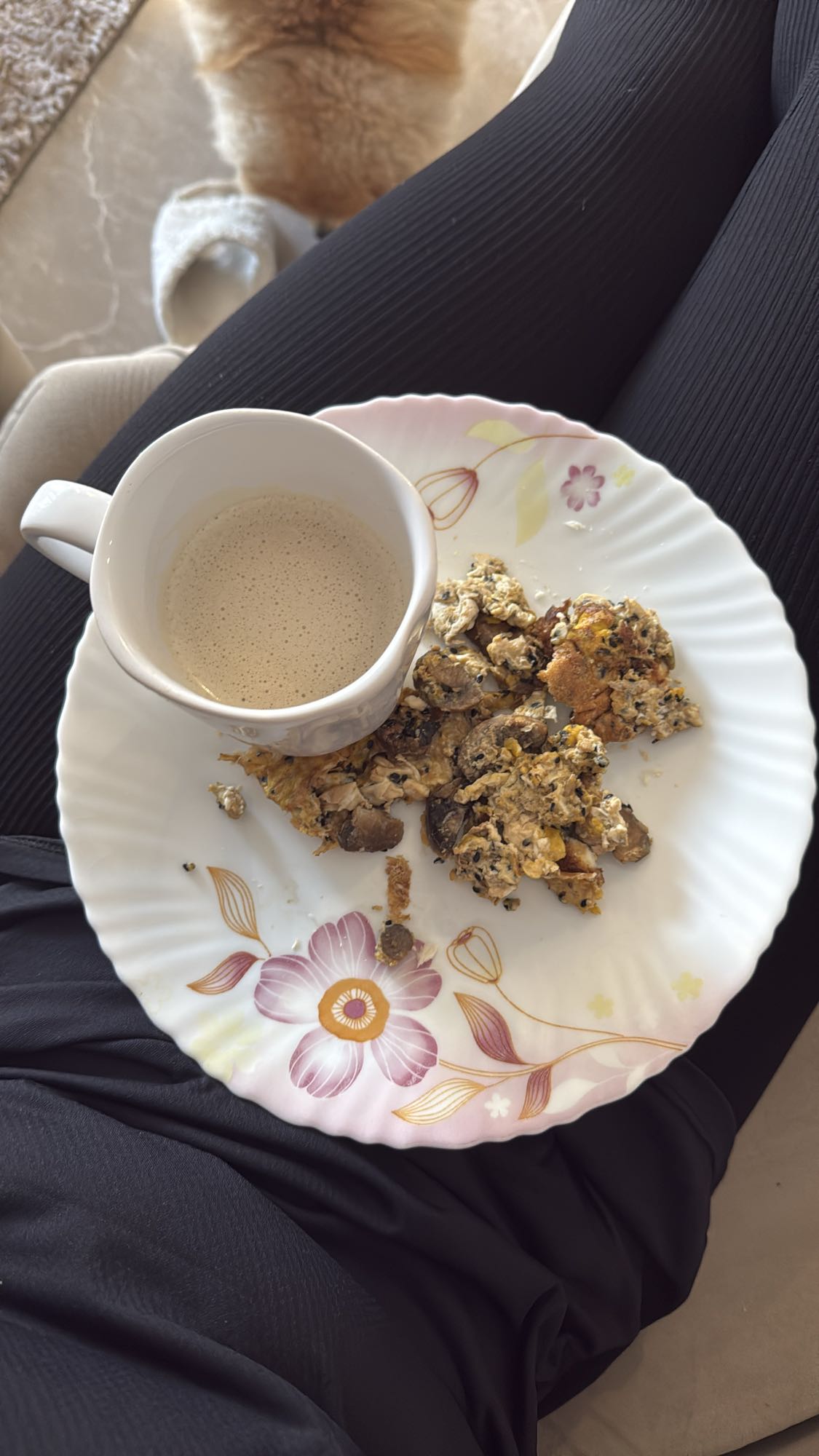 Ovos com cogumelos e café