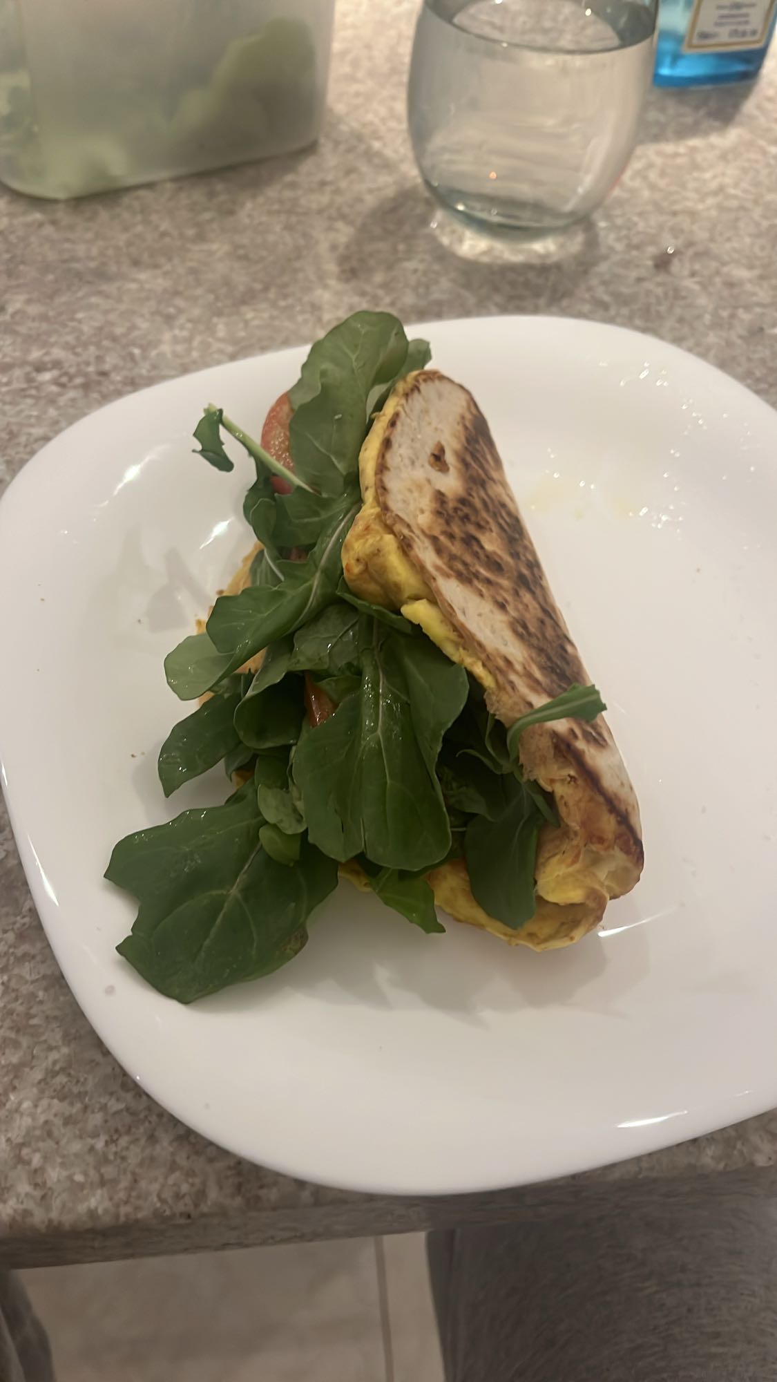 Wrap de huevo y rúcula