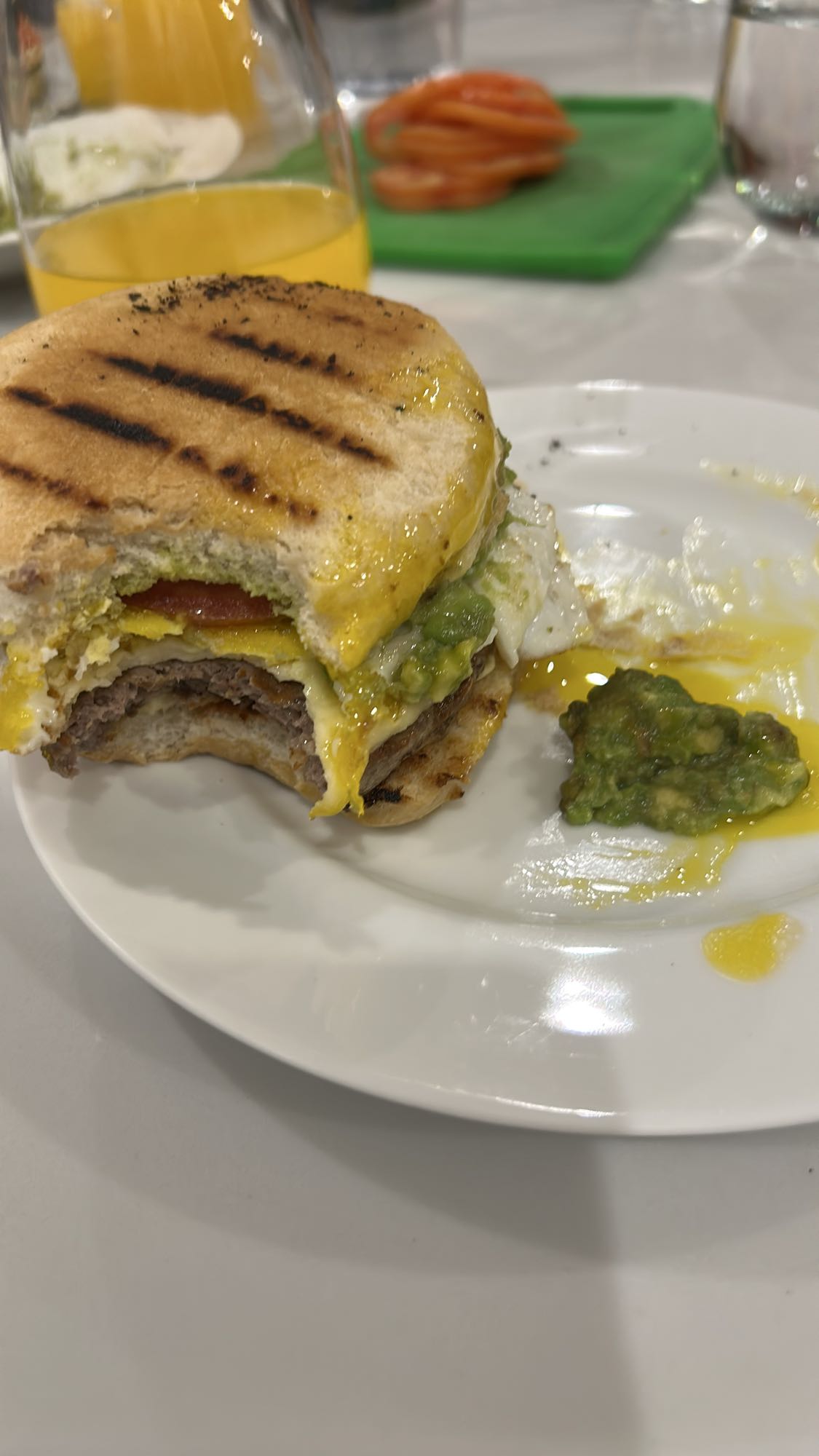 Hamburguesa con huevo y guacamole