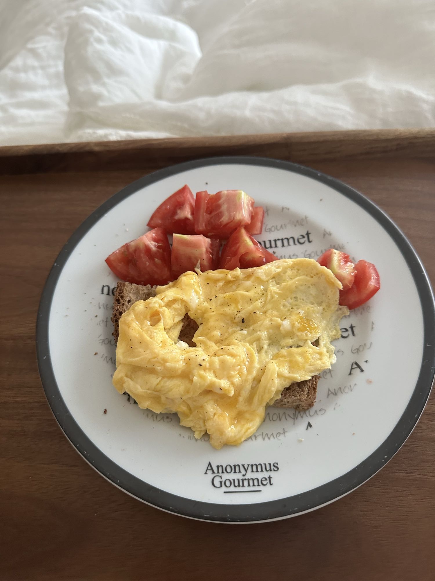 Tostada con huevo y tomate