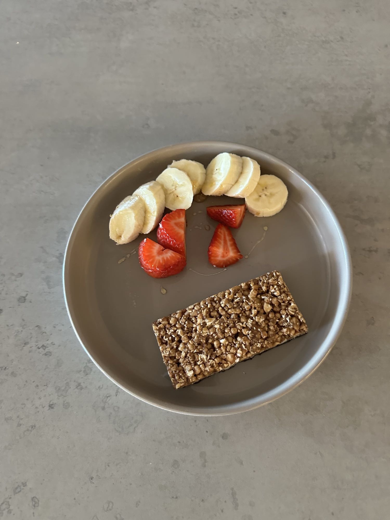 Plato con fruta y barra