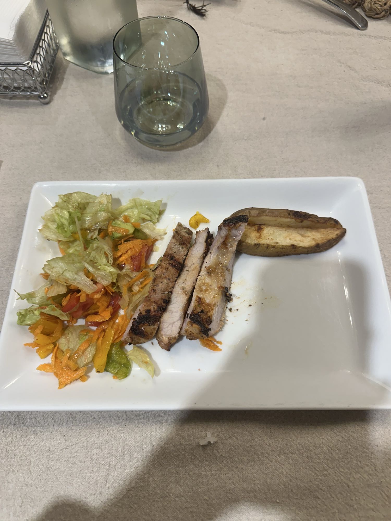 Cerdo con ensalada y papa