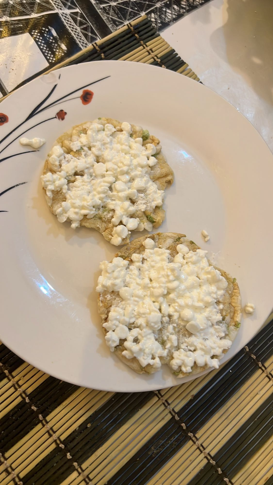 Tostadas de arroz y legumbres con queso cottage