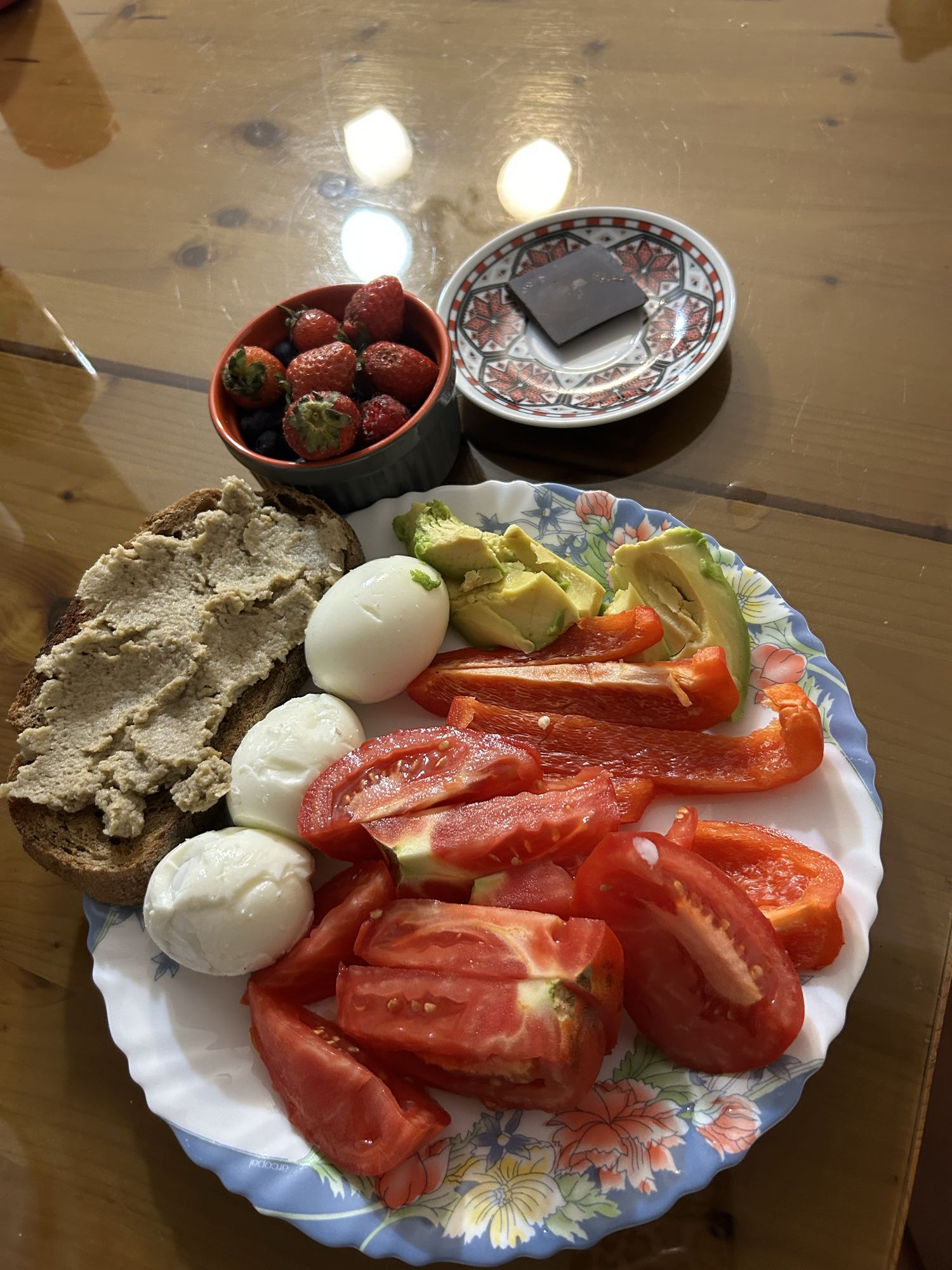 Mic dejun cu ouă, avocado, salată de vinete și fructe