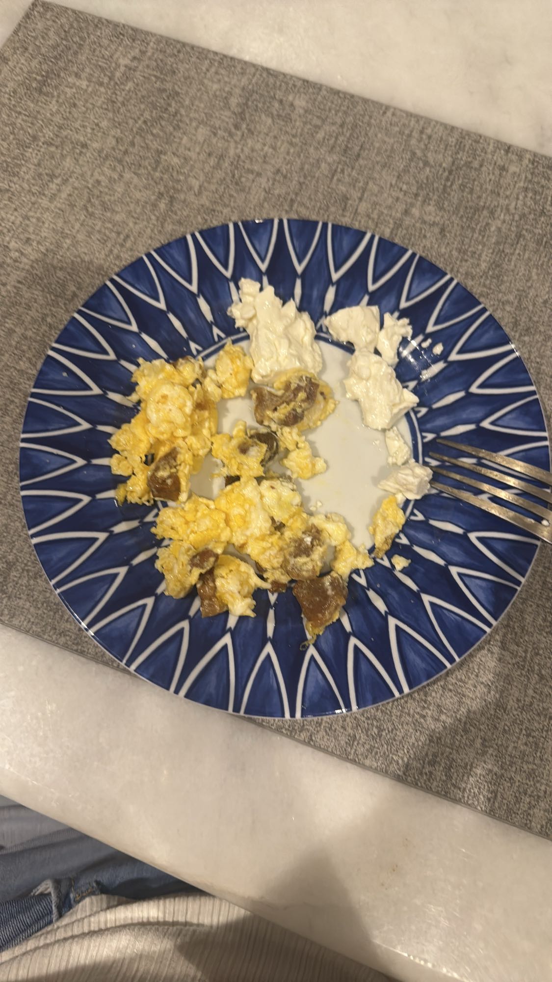 huevos revueltos y requesón