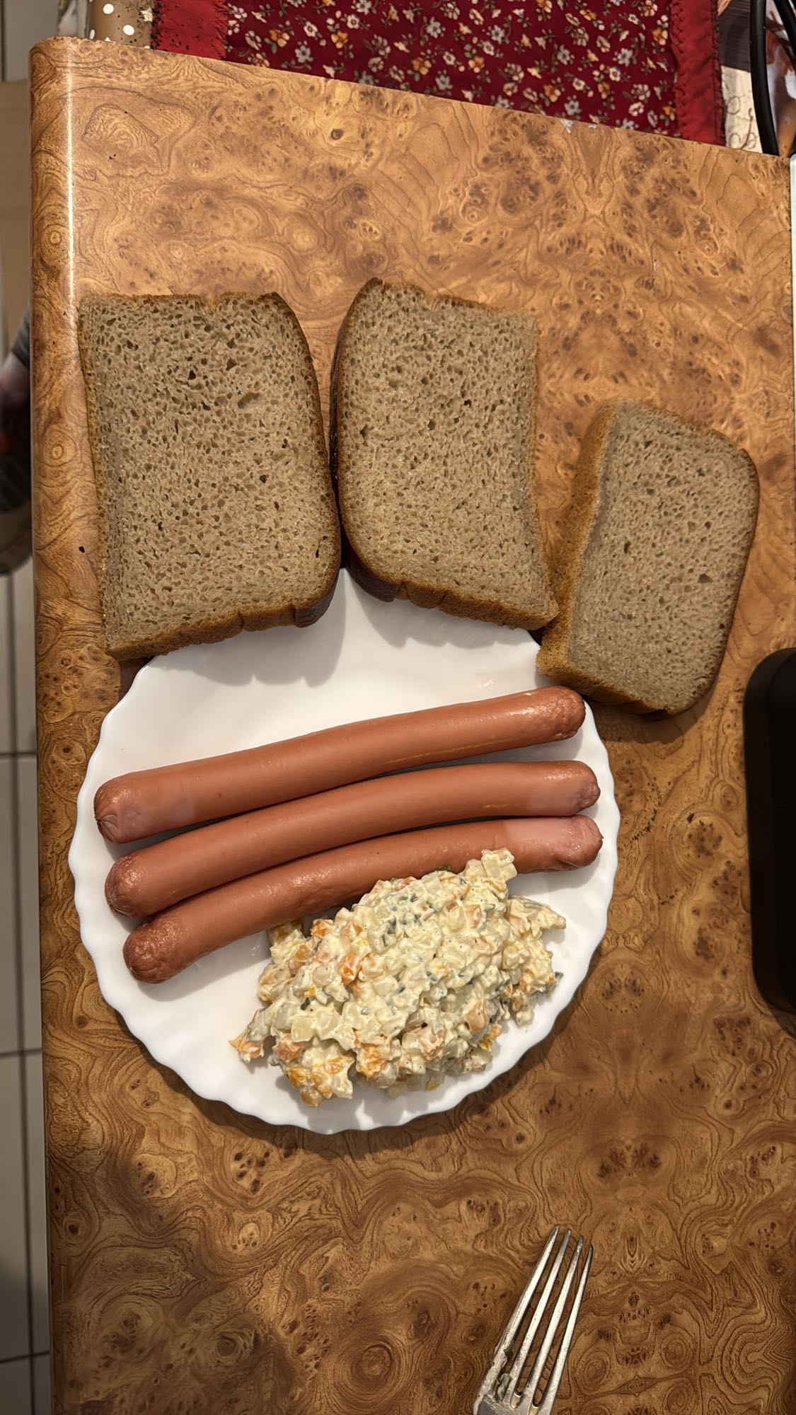 Parówki z sałatką i chlebem
