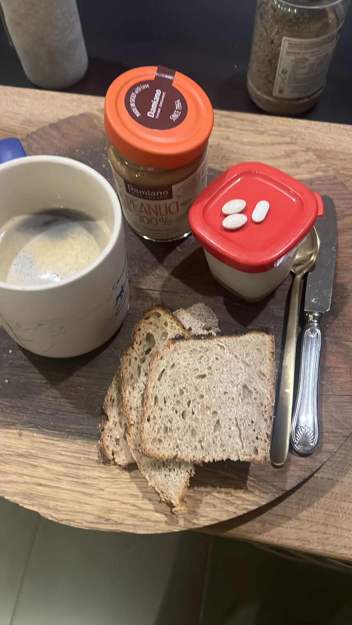 Petit-déjeuner pain et beurre de cacahuète