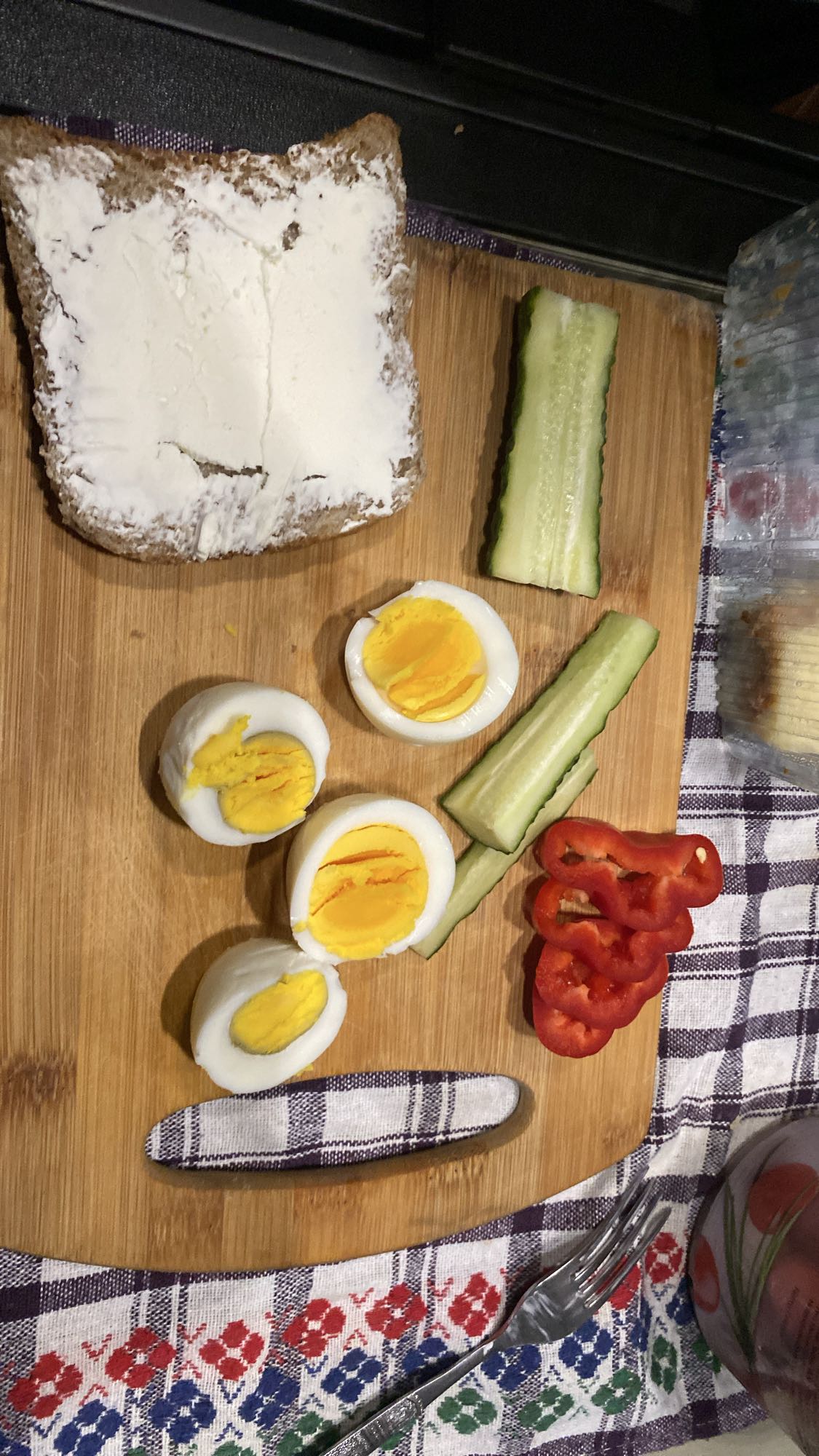 Mic dejun cu ouă și legume