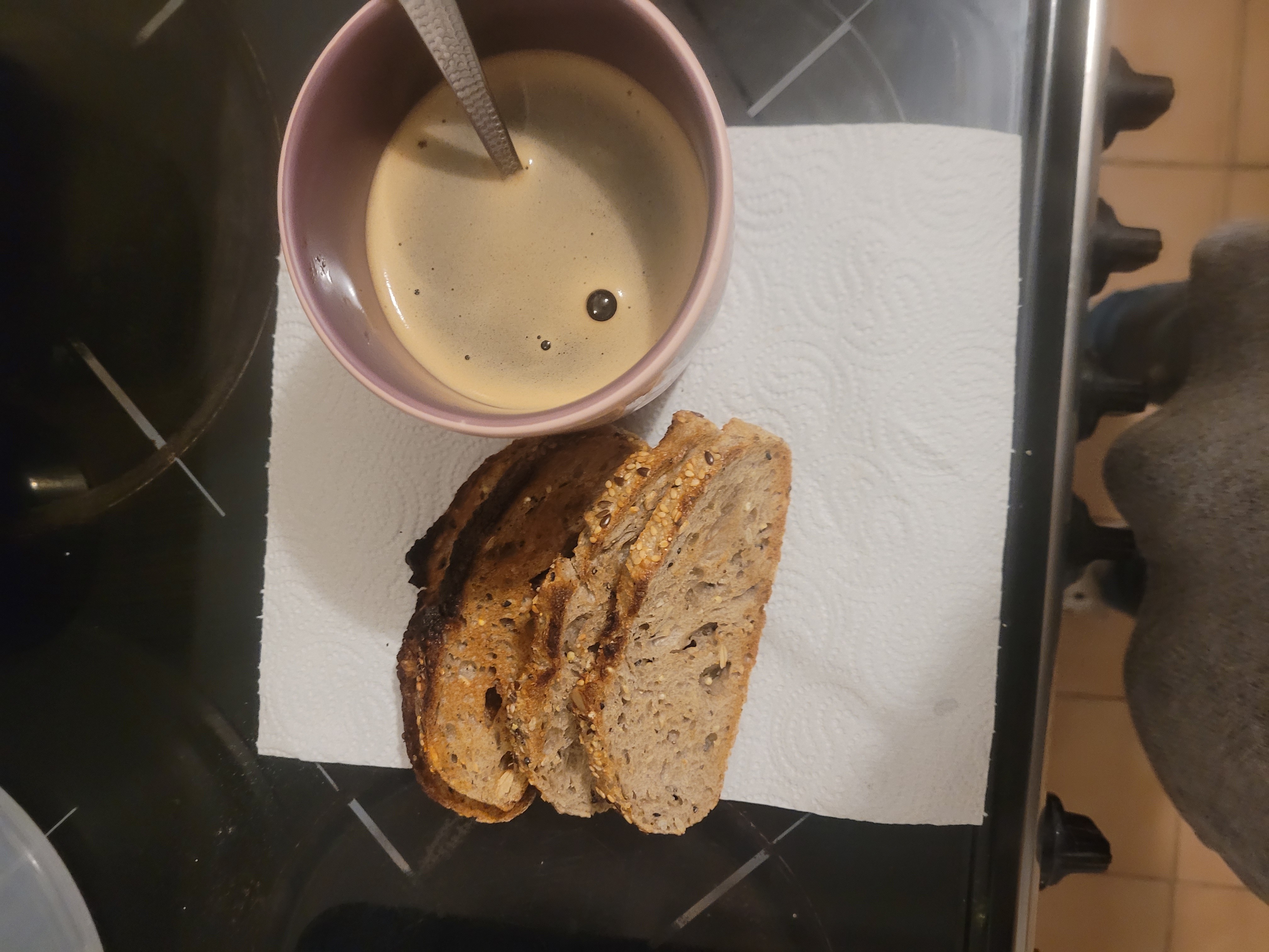 Café et pain aux céréales