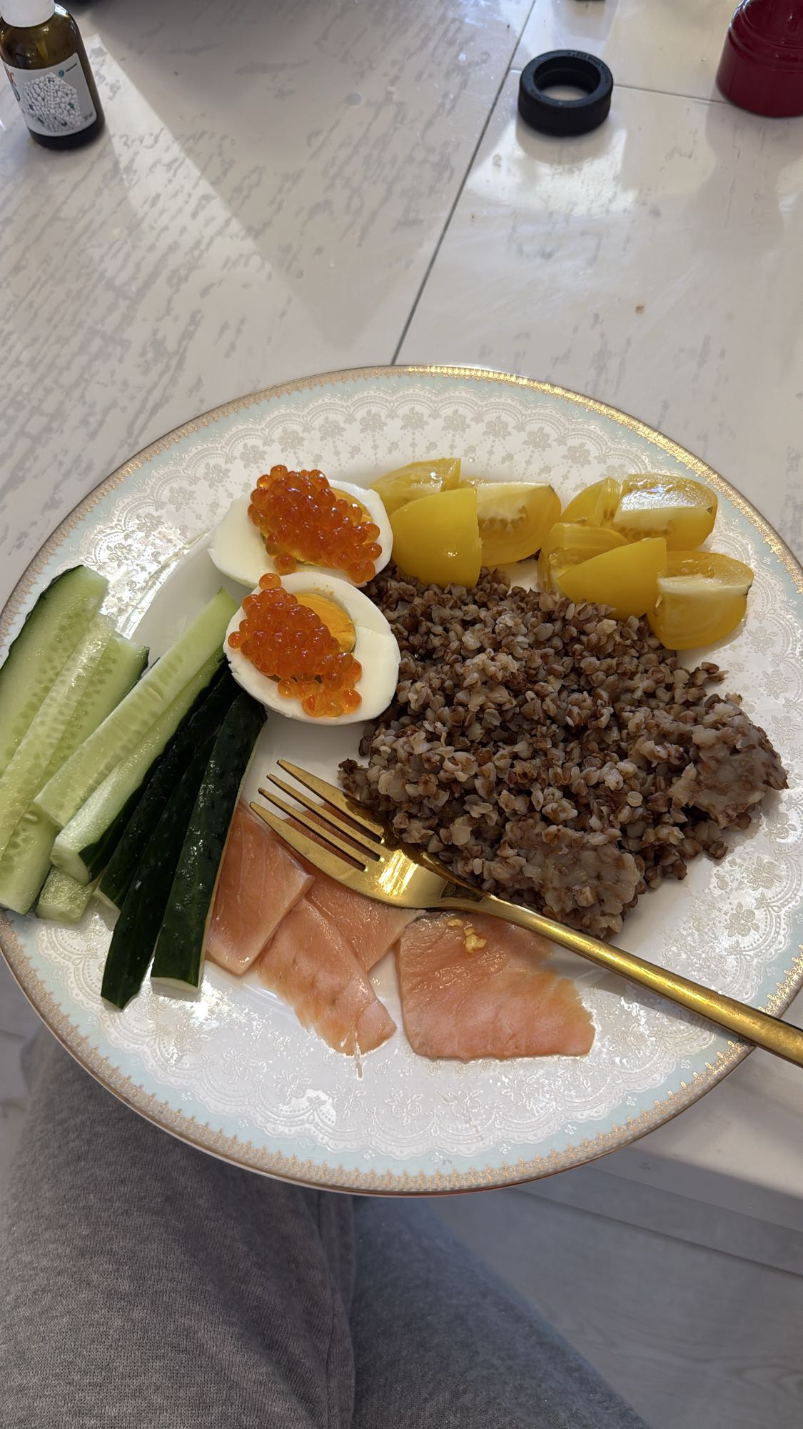 Гречка с лососем и яйцом