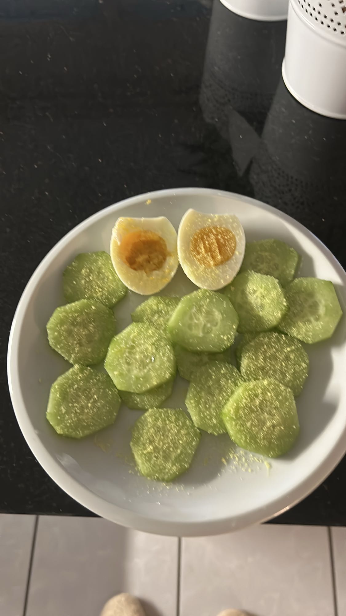 Gekookt ei en komkommer