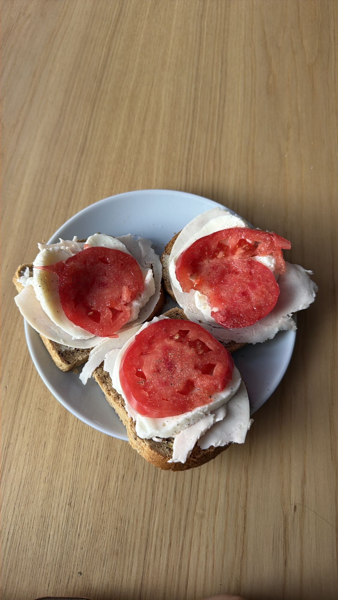 Kanapki z indykiem, pomidorem i mozzarellą