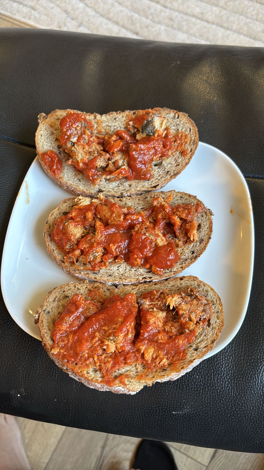 Brød med makrell i tomat