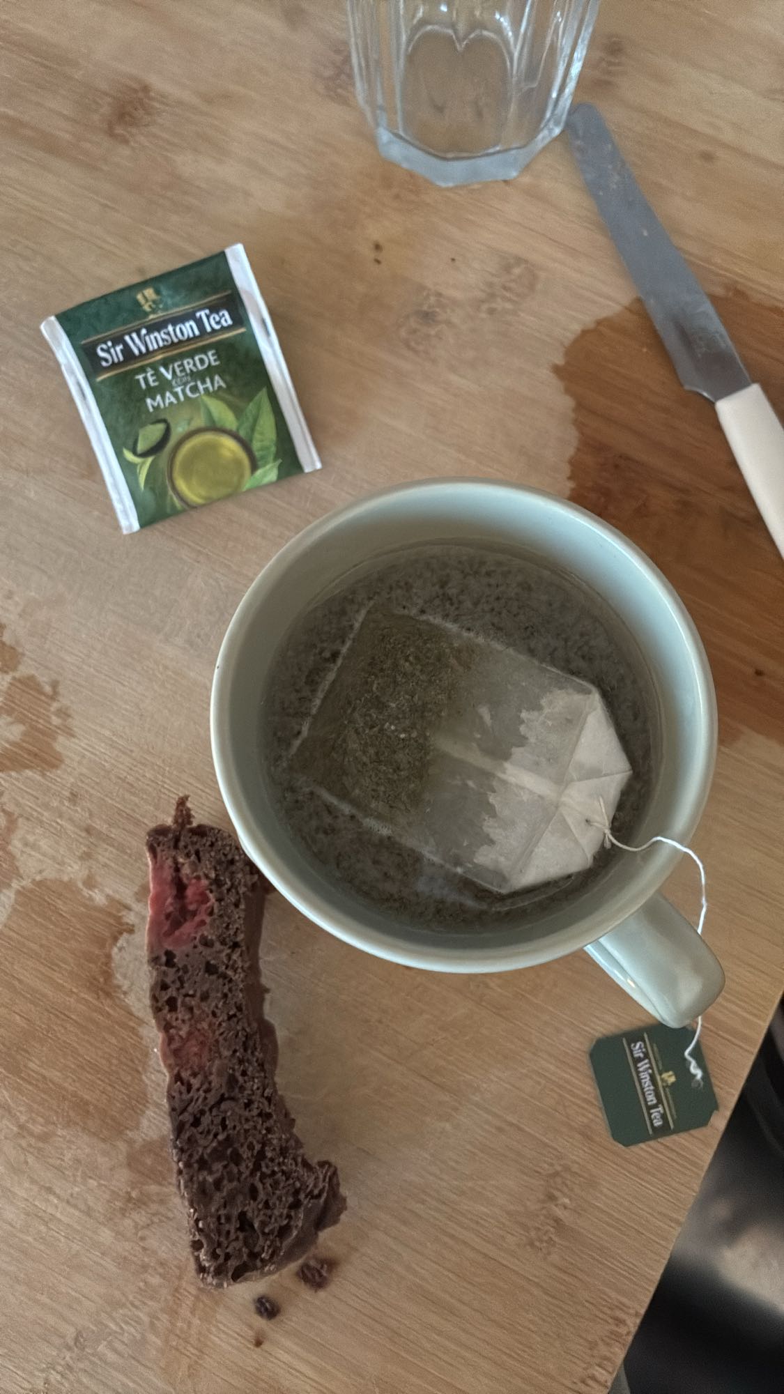 Thé vert et pain au chocolat